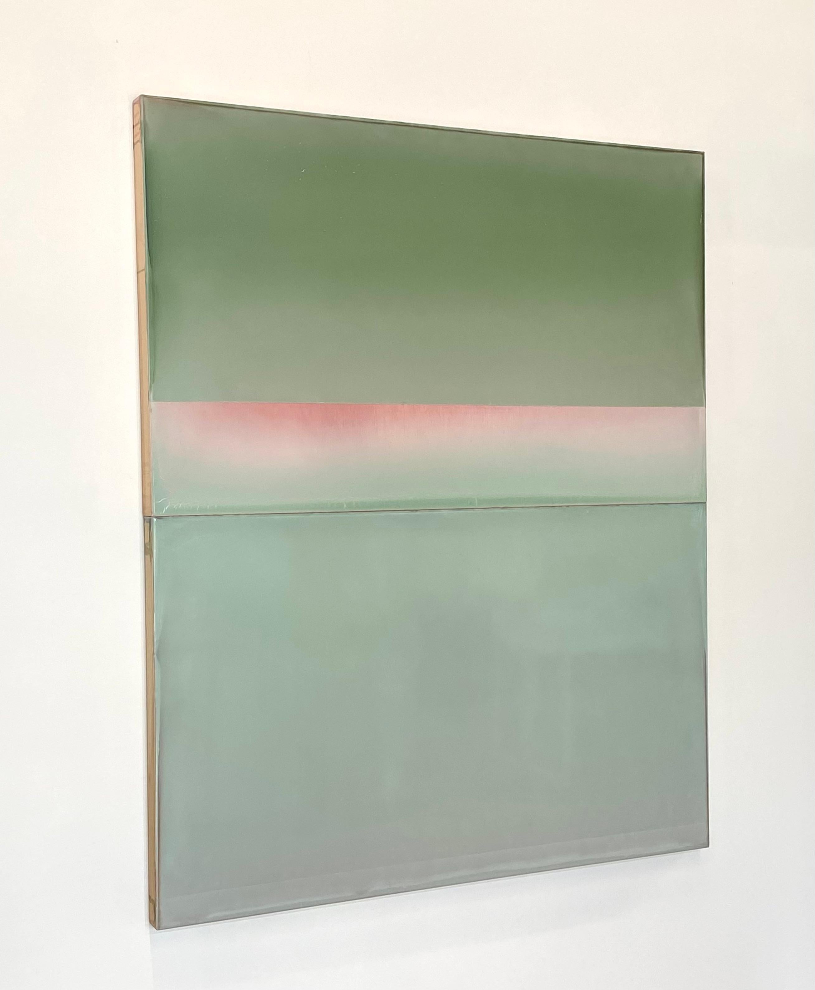 Traces, Sage, Olive Green, Salmon Coral Pink Abstrakte Horizonte, getöntes Polymer – Painting von Susan English