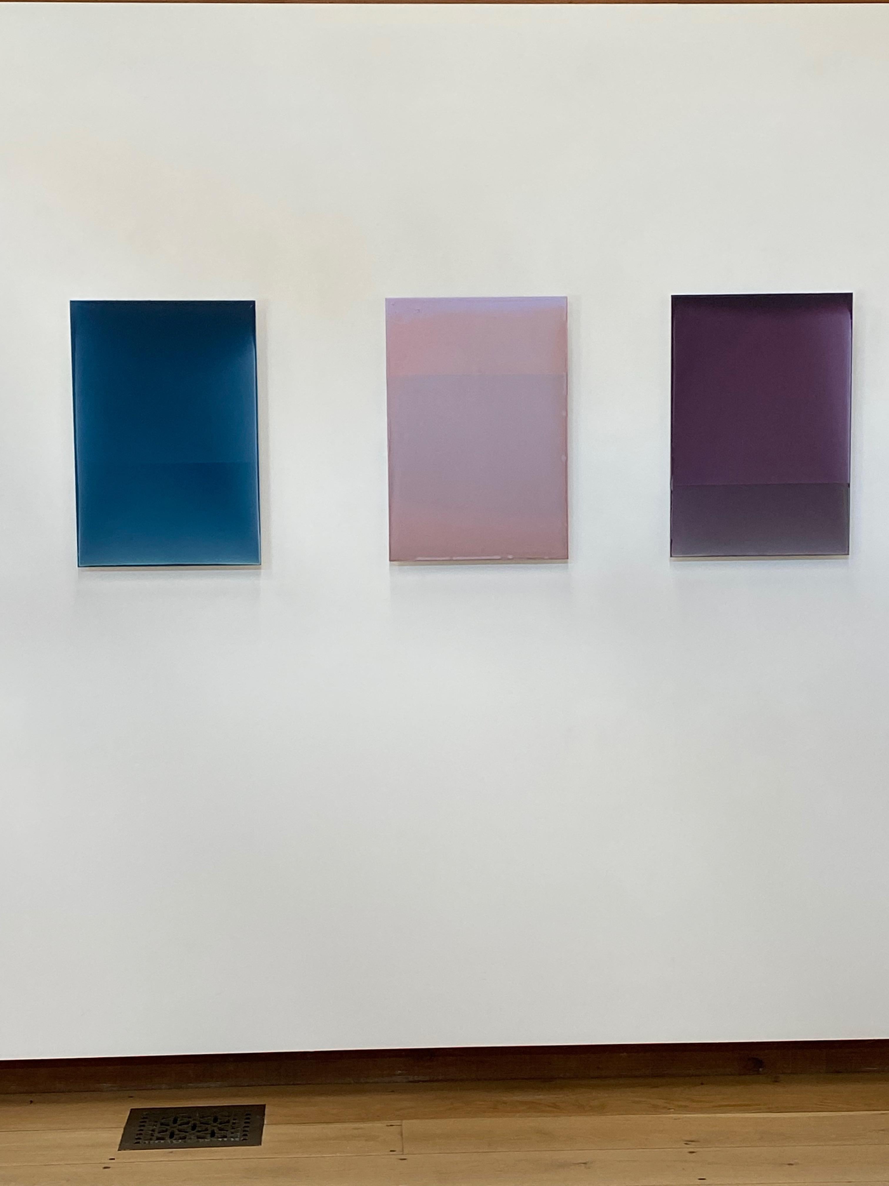 Questo dipinto contemporaneo in polimero colorato su pannello flottante, Weather No. 1 di Susan English è un meraviglioso gioco di colori, luce e composizione. Gli strati di polimero colorato di English sull'alluminio creano la profondità e le