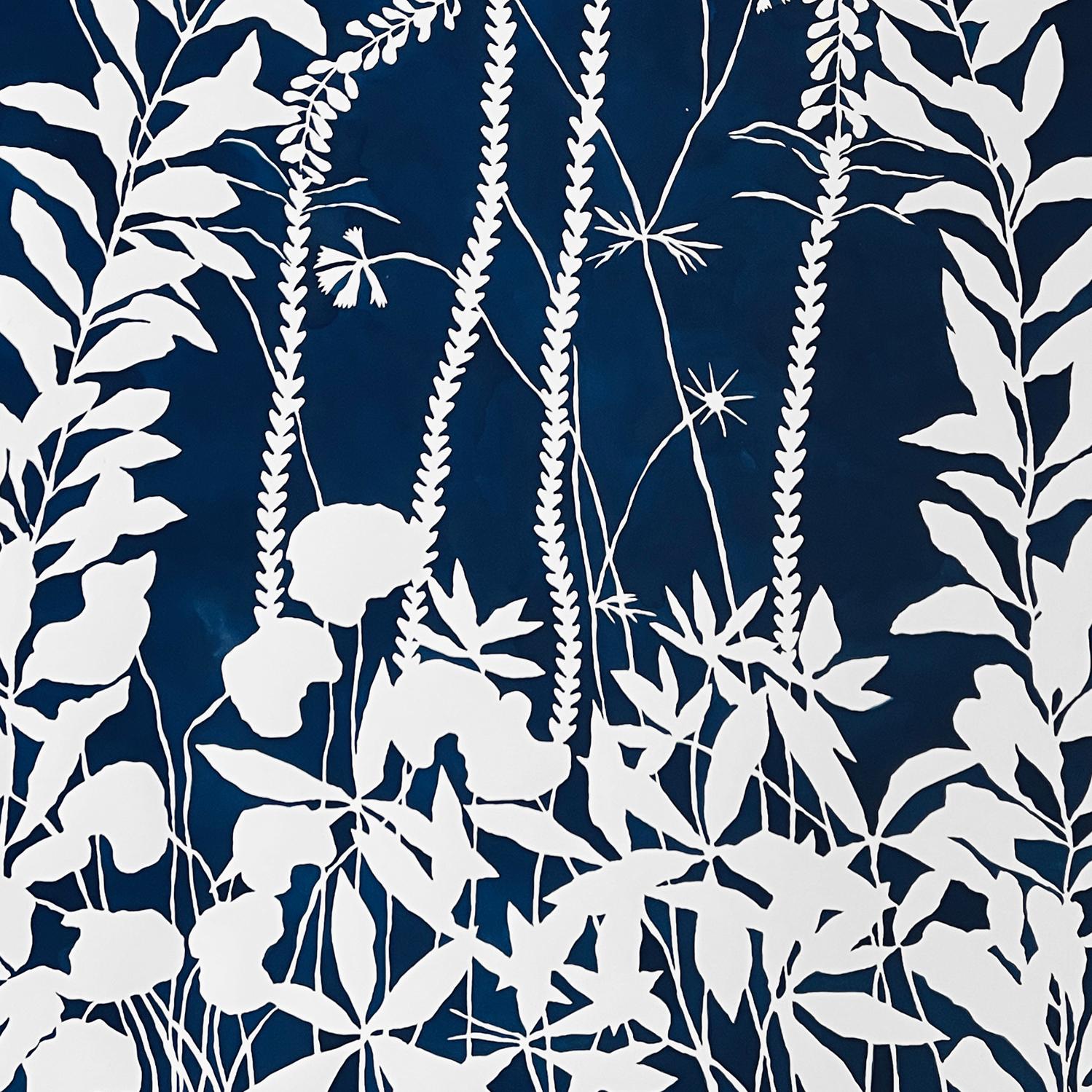 « Lapis Wildness », graphique, botanique, bicolore, bleu foncé, fleurs - Abstrait Painting par Susan Hable
