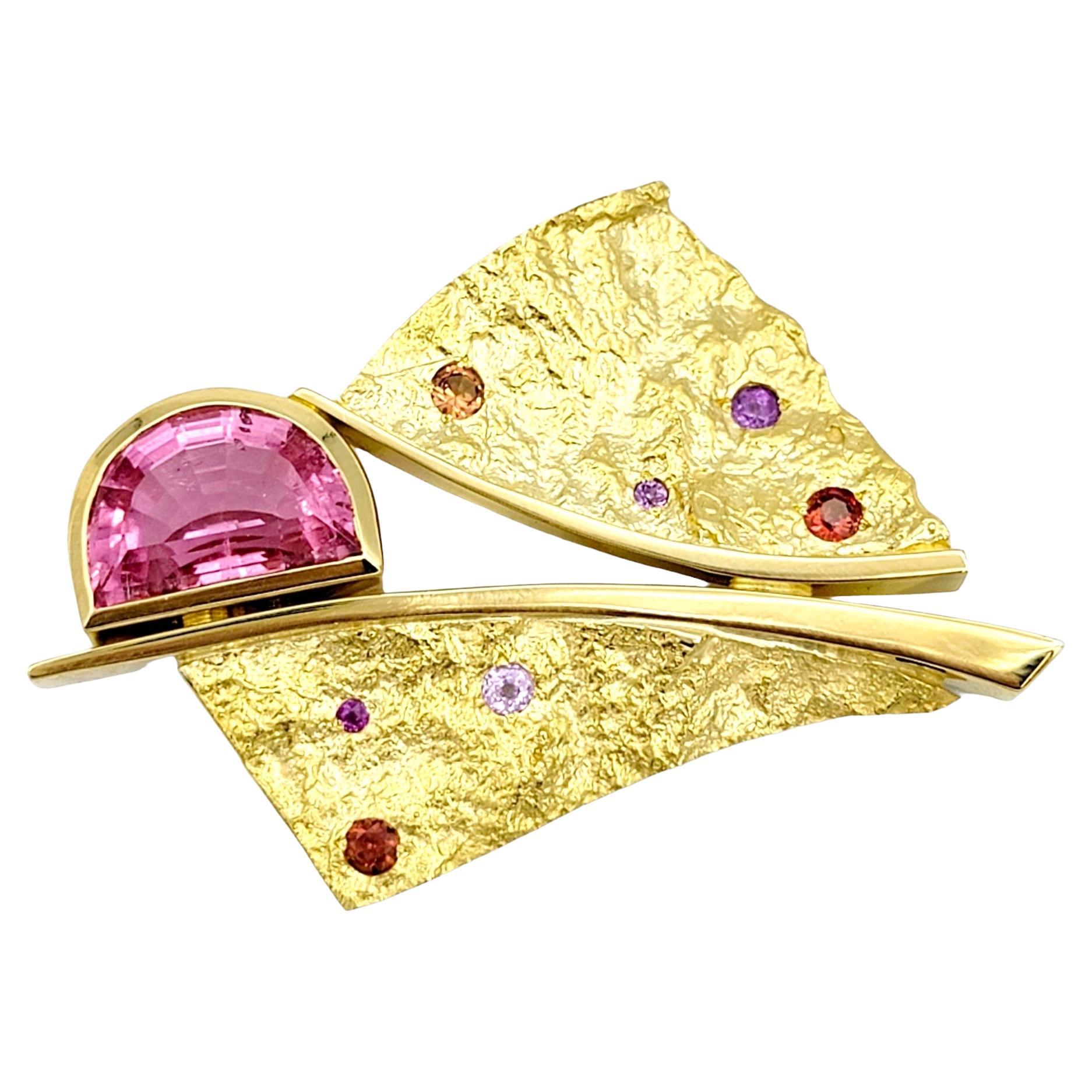 Brosche von Susan Helmich aus 18 Karat Gold mit rosa Turmalin und mehrfarbigem Saphir