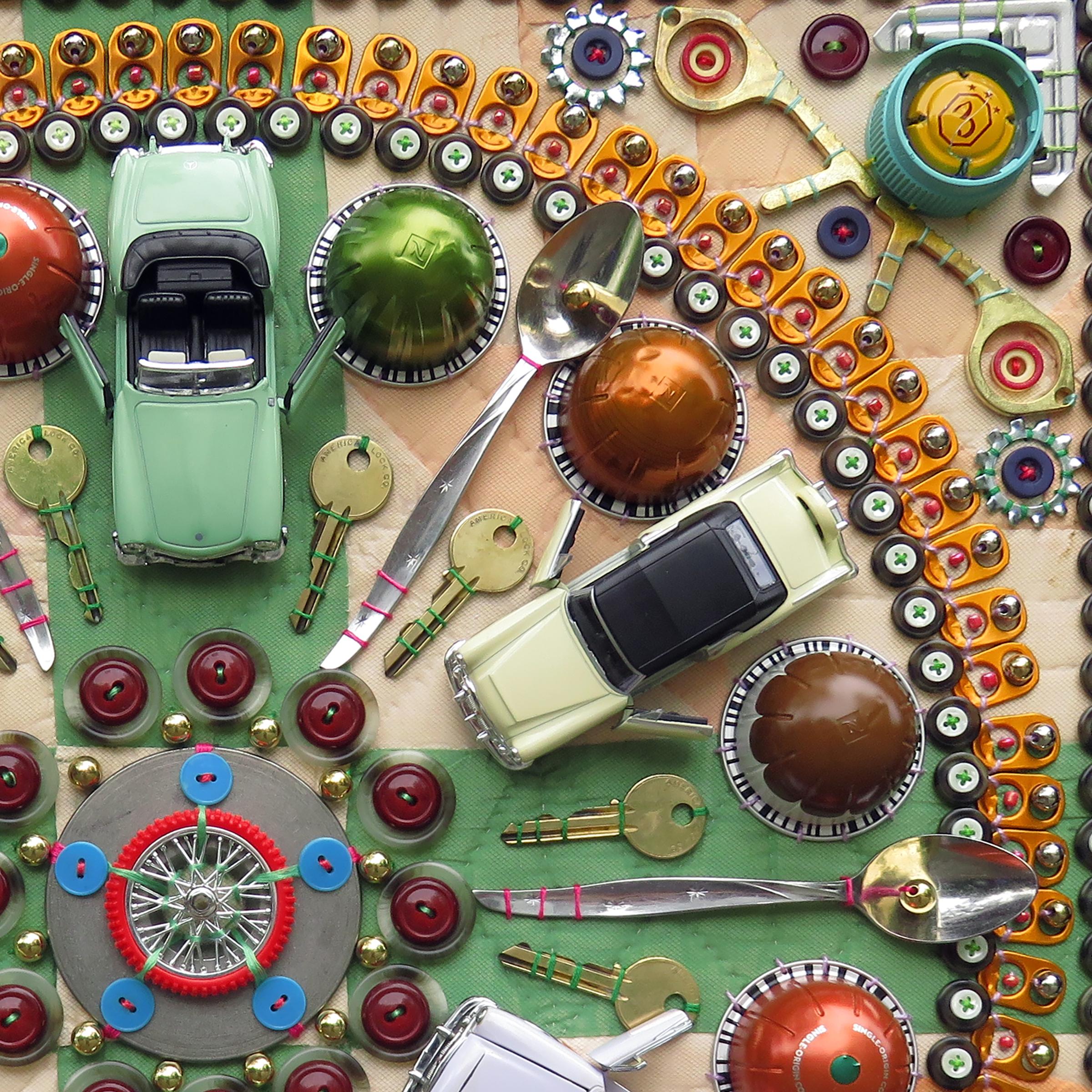 „Found Object Mandala CLIX“ – Mischtechnik, Assemblage, Muster, Kreis, Autos (Zeitgenössisch), Mixed Media Art, von Susan Lenz