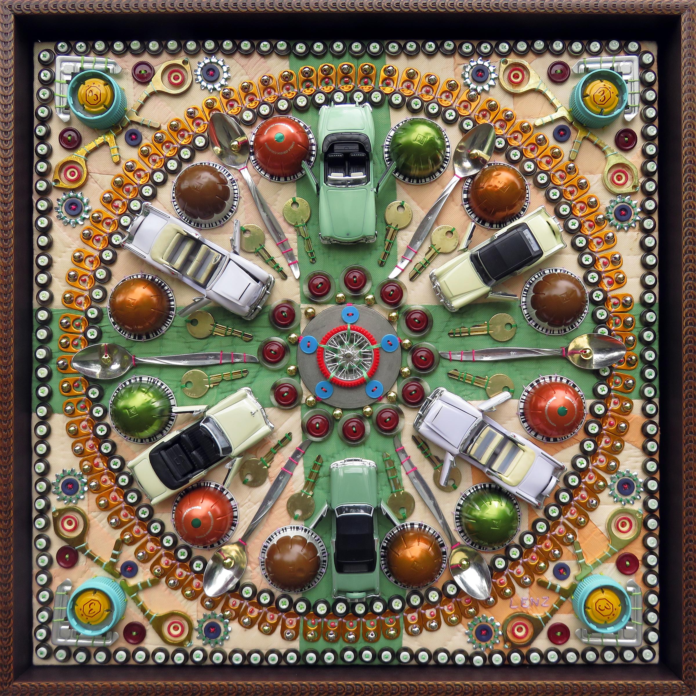 „Found Object Mandala CLIX“ – Mischtechnik, Assemblage, Muster, Kreis, Autos – Mixed Media Art von Susan Lenz