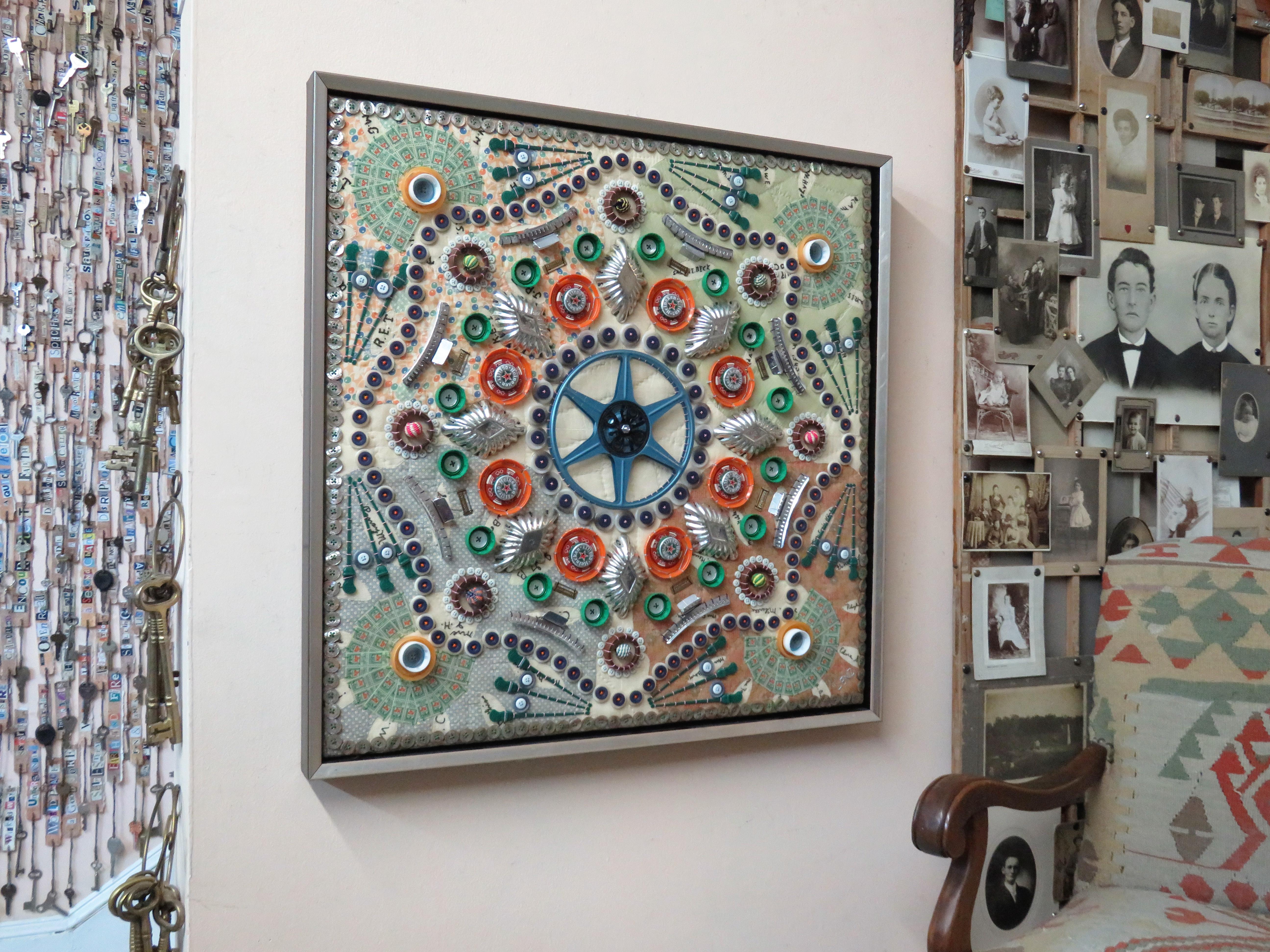 Quest'opera presenta sfumature di verde, giallo, blu e rosso.

Susan Lenz, artista di Columbia, Carolina del Sud, usa ago e filo per esprimersi. La sua serie in corso Found Objects Mandalas parla del desiderio universale di un luogo di appartenenza