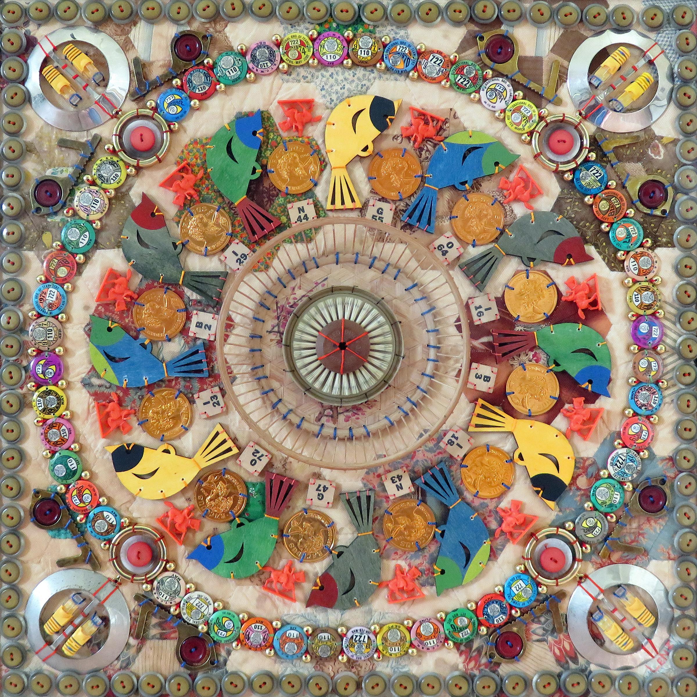 Cette œuvre présente des teintes d'orange, de jaune et de rouge.

Susan Lenz, artiste basée à Columbia, en Caroline du Sud, utilise le fil et l'aiguille pour s'exprimer. Sa série actuelle de mandalas d'objets trouvés évoque le désir universel d'un