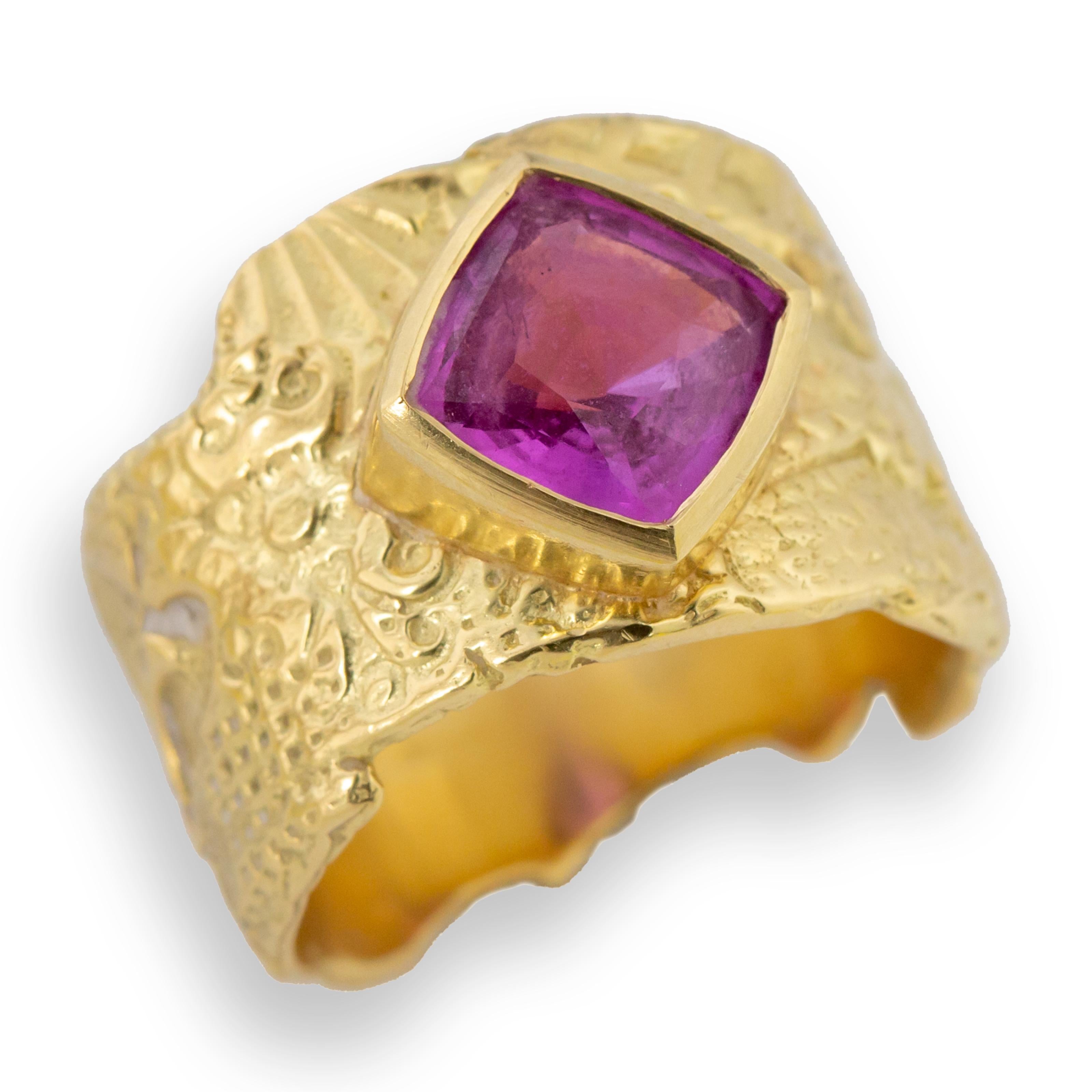Cushion Cut Faceted Pink Sapphire set in 18kt Gold Georgette Band

Pink Sapphire: 3.06ct; 8.4mm x 8.4mm