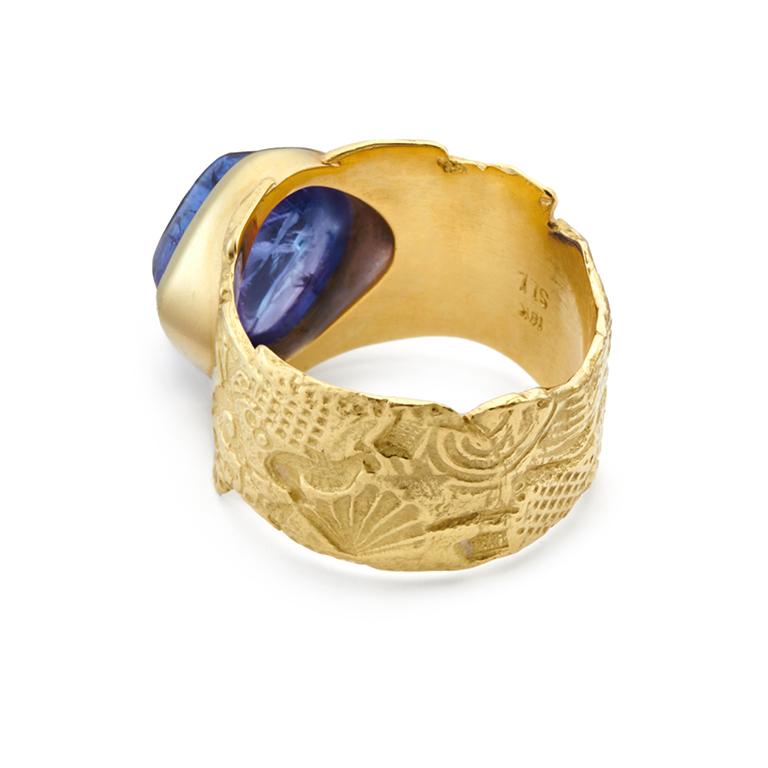 Contemporary Susan Lister Locke Cushion Cut Cabochon Tanzanite set in 18k Gold Georgette Band For Sale