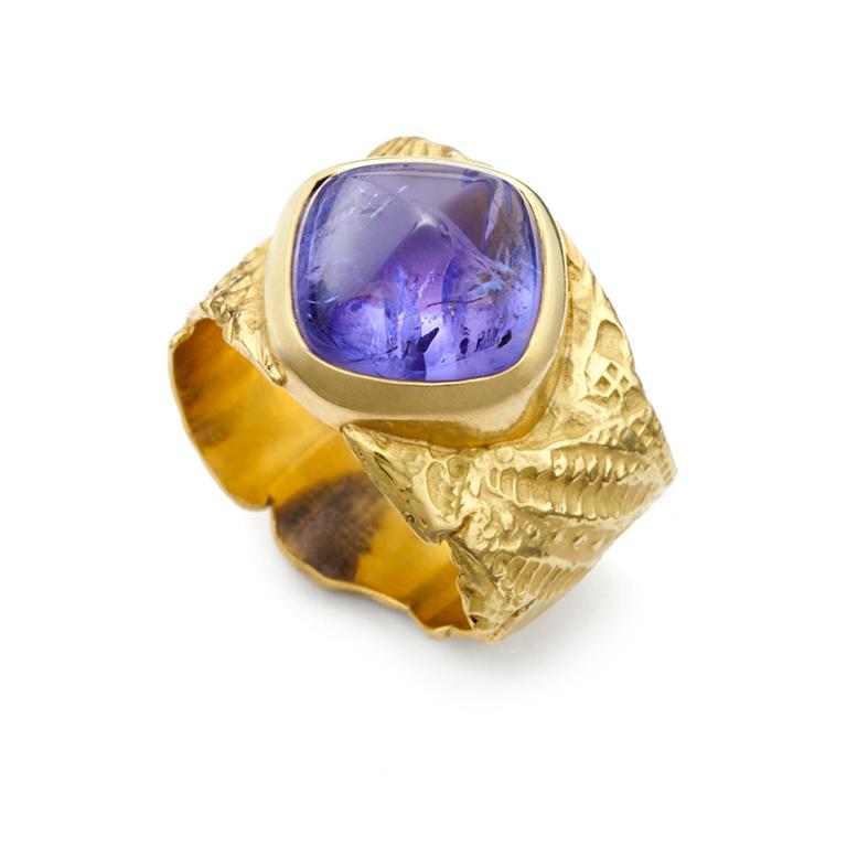 Susan Lister Locke Cushion Cut Cabochon Tanzanite set in 18k Gold Georgette Band In New Condition For Sale In Nantucket, MA