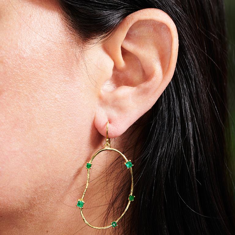 Contemporary Susan Lister Locke Oyster Earrings with 0.60 Carat Emeralds in 18kt Gold For Sale