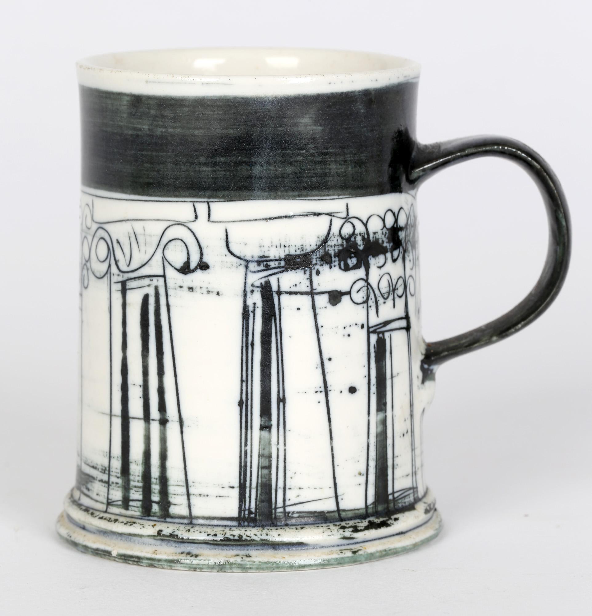 Une tasse en porcelaine de studio très élégante, décorée de colonnes dessinées par Susan Parkinson pour la Richard Parkinson Pottery et fabriquée entre 1953 et 1962. Cette délicieuse tasse à anse de forme légèrement conique a été fabriquée lorsque