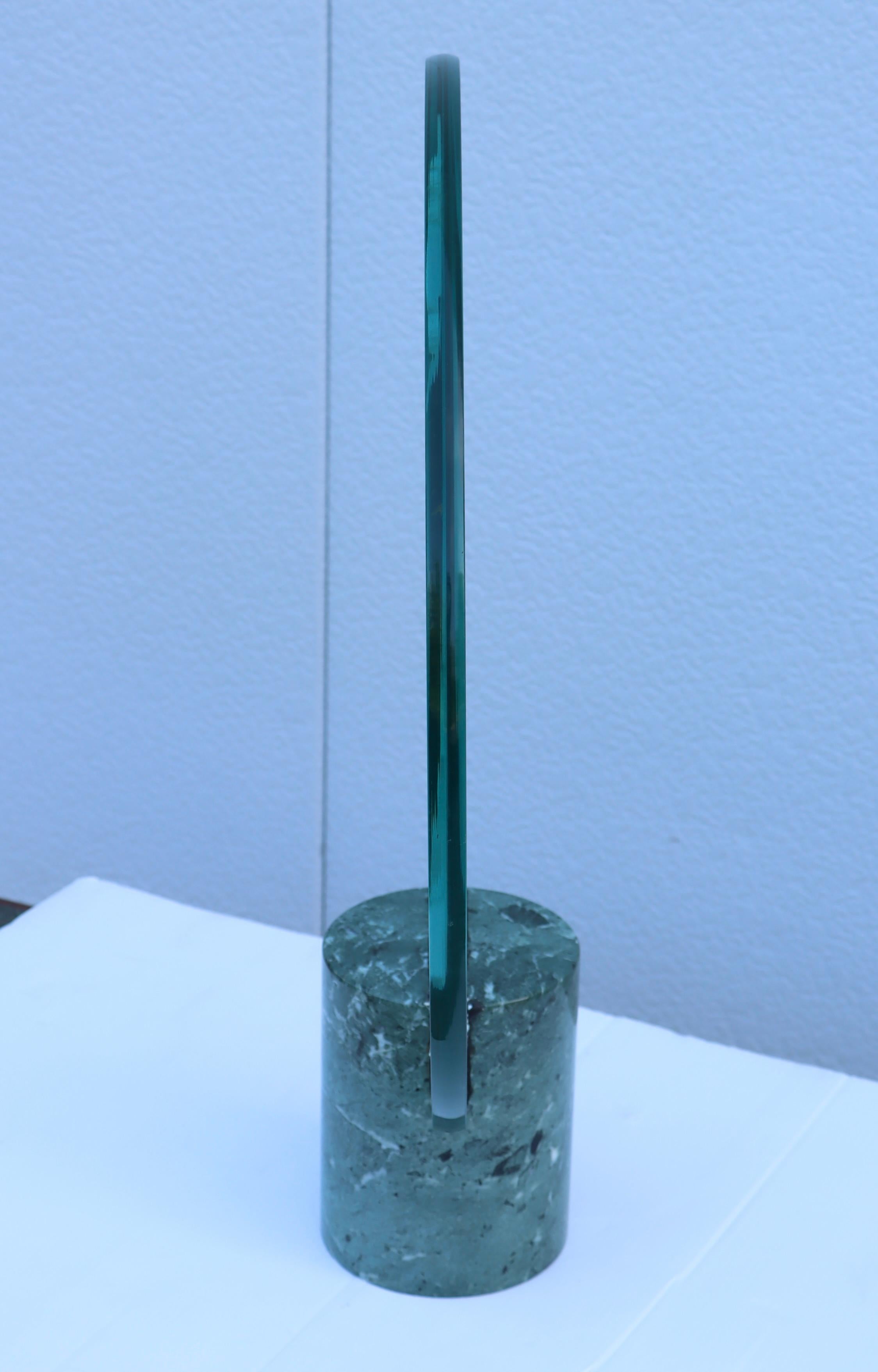 Vetro artistico Scultura da tavolo in vetro e marmo di Susan Pelish in vendita