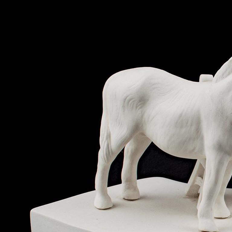 „Off Center“, Porzellan-Skulptur mit Bank und Pferd von Susan Potts im Angebot 3