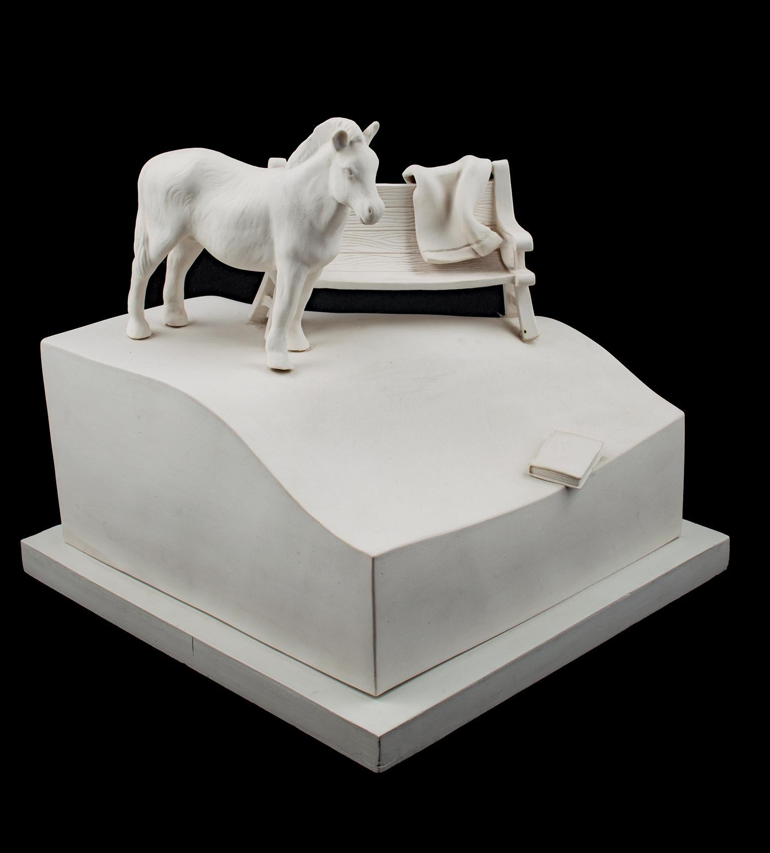 "Off Center" ist eine originelle Porzellanskulptur von Susan Potts. Es zeigt ein kleines Pferd, das neben einer Parkbank steht und ein kleines Buch von der unebenen, hügeligen Oberfläche rutscht. 

19" x 16" x 16" Kunst

Susan Potts ist eine in