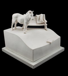 „Off Center“, Porzellan-Skulptur mit Bank und Pferd von Susan Potts