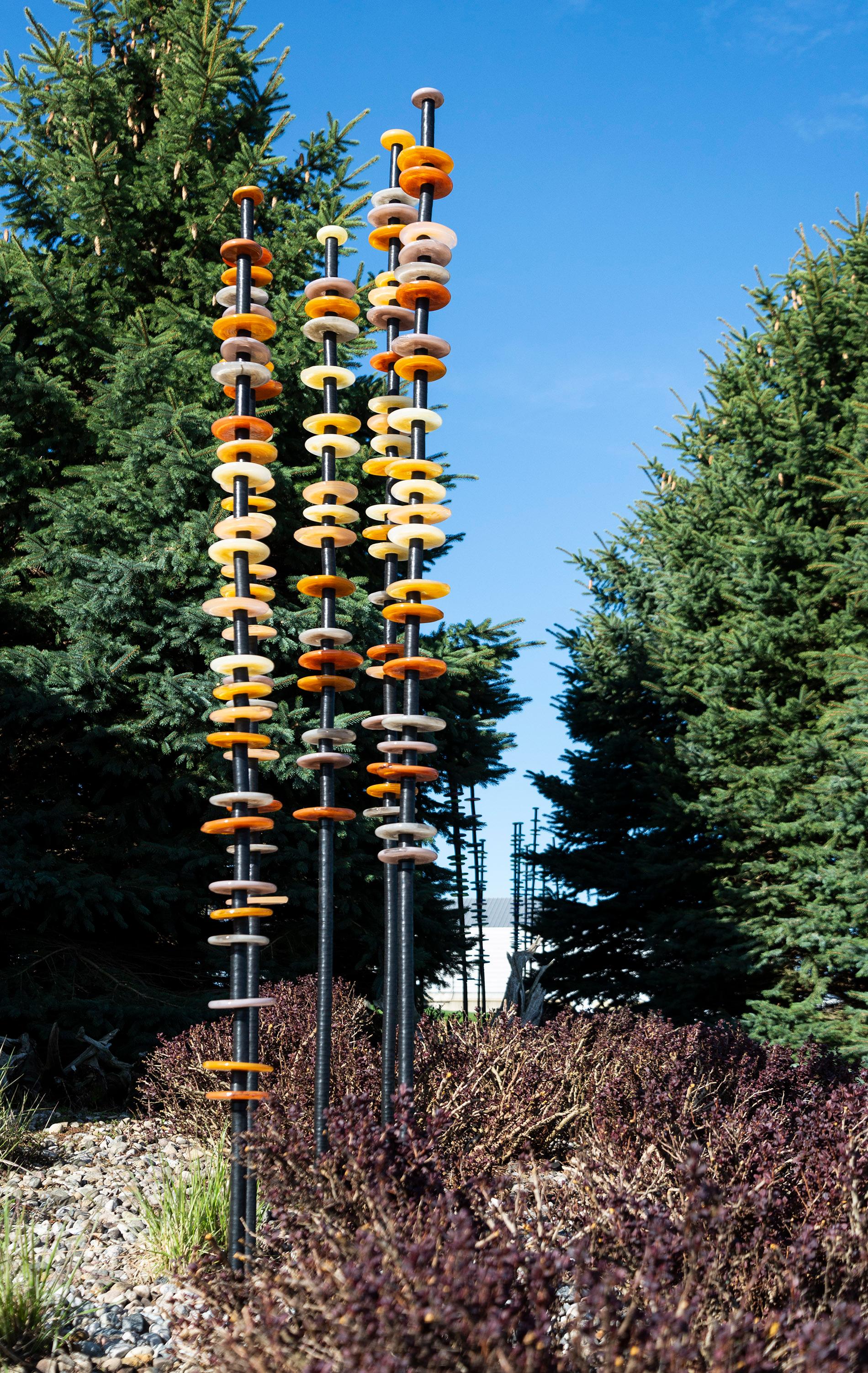 Wie Blumen in einem Garten scheinen sich die schönen Glassäulen von Susan Rankin im Wind zu wiegen. Als begeisterter Gärtner hat Rankin eine Reihe von Außenskulpturen geschaffen, die von den Formen und Farben der Natur inspiriert sind. Die fünf