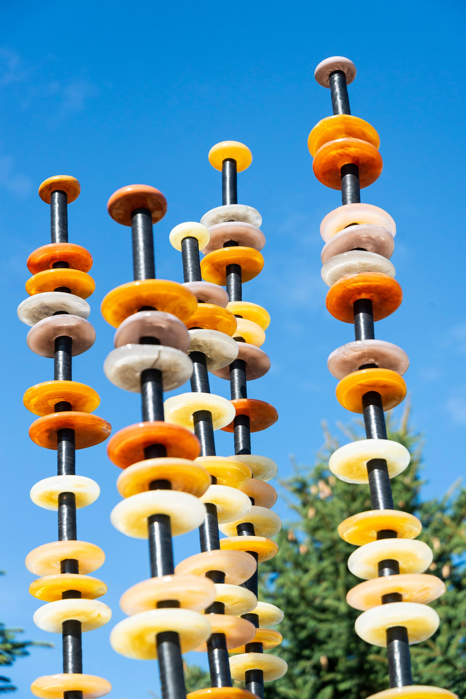 Like flowers in a garden, Susan Rankin’s beautiful glass columns appear to sway in the breeze. An avid gardener, Rankin has created a series of outdoor sculptures inspired by the forms and colours found in nature. These five steel columns feature