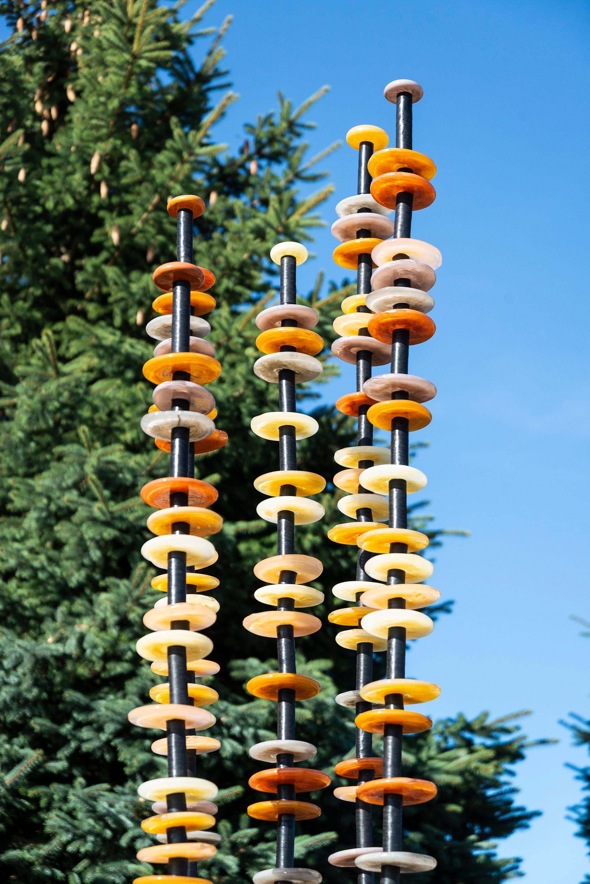Champagne Afternoon - tall, colourful, hand-blown glass, outdoor sculpture - Sculpture by Susan Rankin