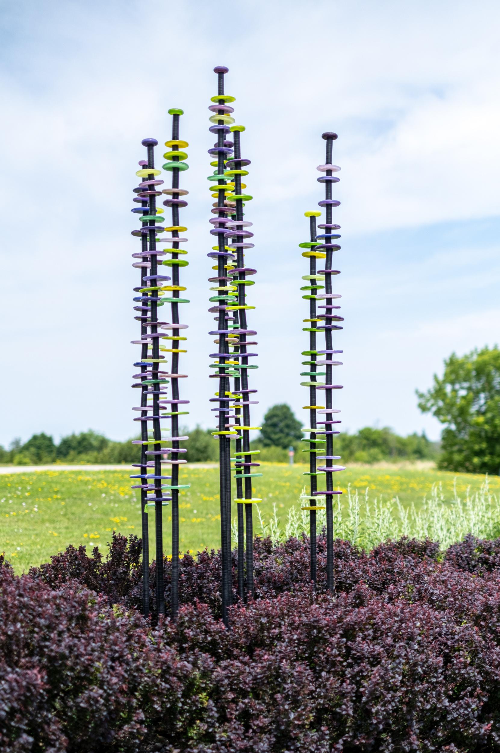 Early Summer - hohe, farbenfrohe, mundgeblasene Skulptur aus Glas und Stahl für den Außenbereich