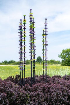 Sculpture d'extérieur haute et colorée en verre soufflé à la main et en acier du début de l'été