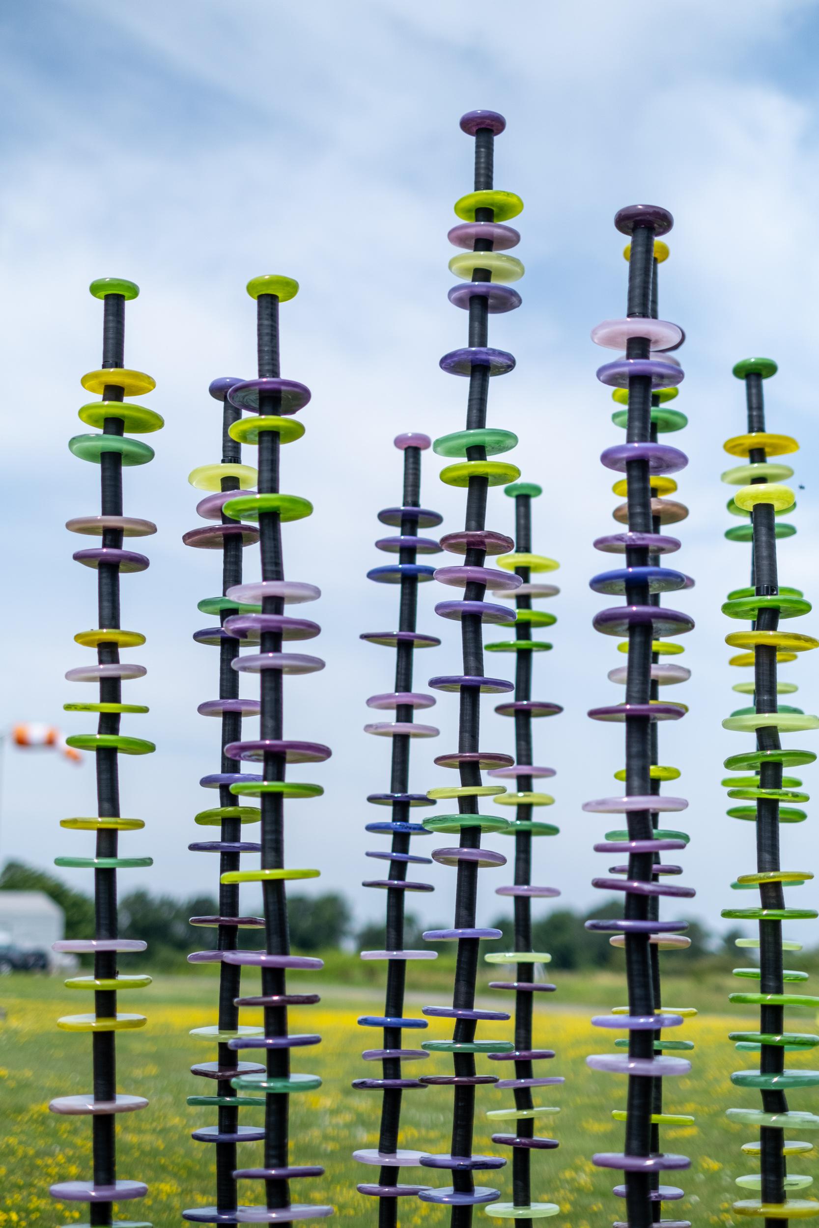 Early Summer - escultura alta y colorida de vidrio soplado a mano y acero para exteriores - Abstract Sculpture Gris de Susan Rankin