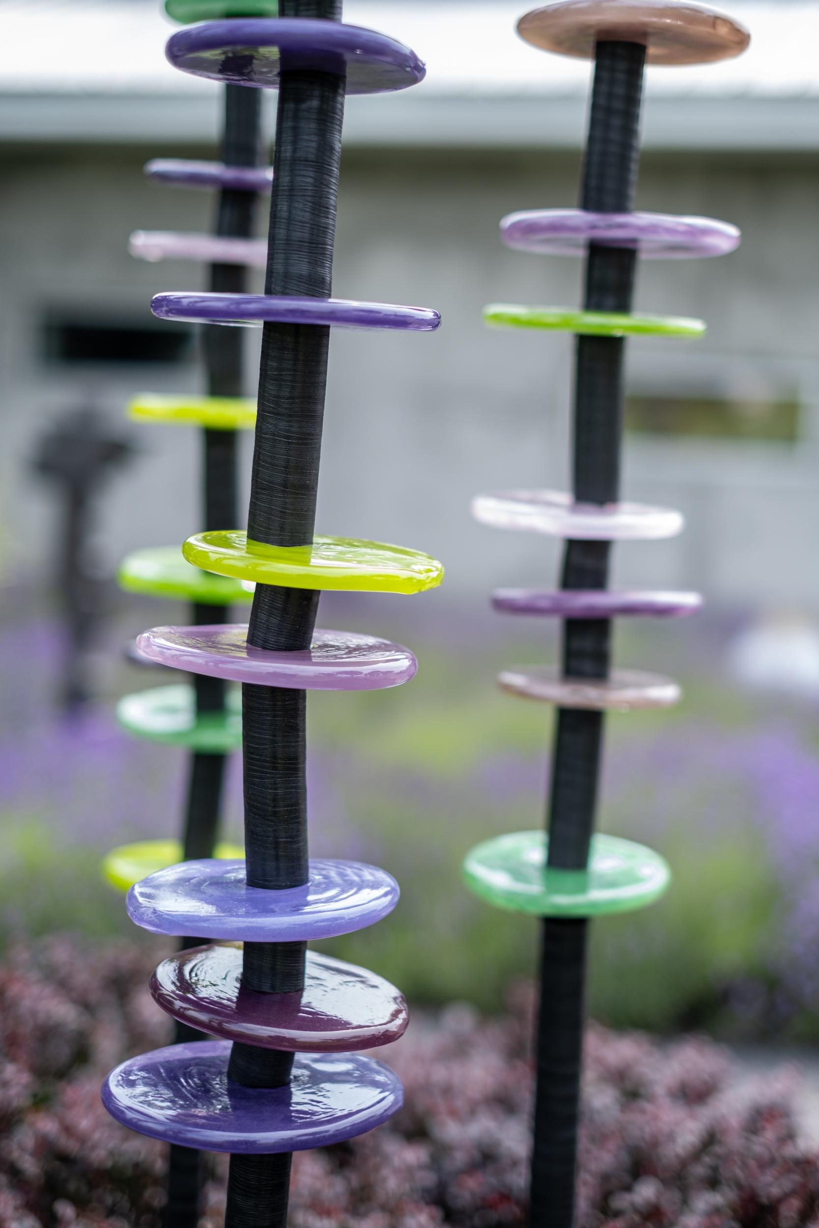 Early Summer - escultura alta y colorida de vidrio soplado a mano y acero para exteriores en venta 3