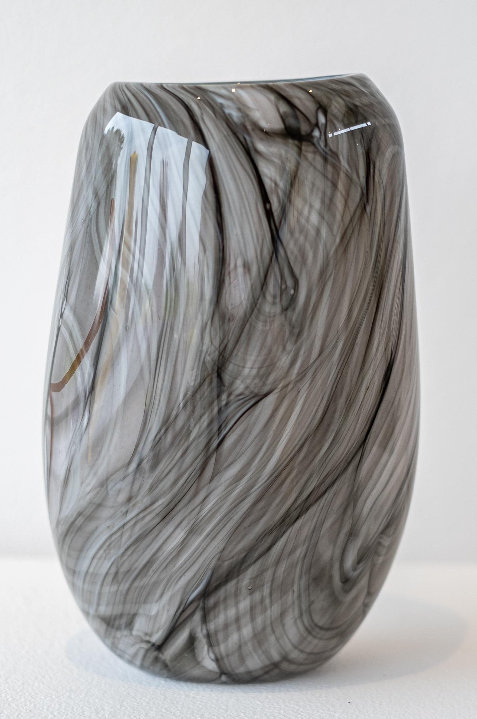 Ether Series Grouping of Grey - zeitgenössische, geblasene Glasgefäße – Sculpture von Susan Rankin