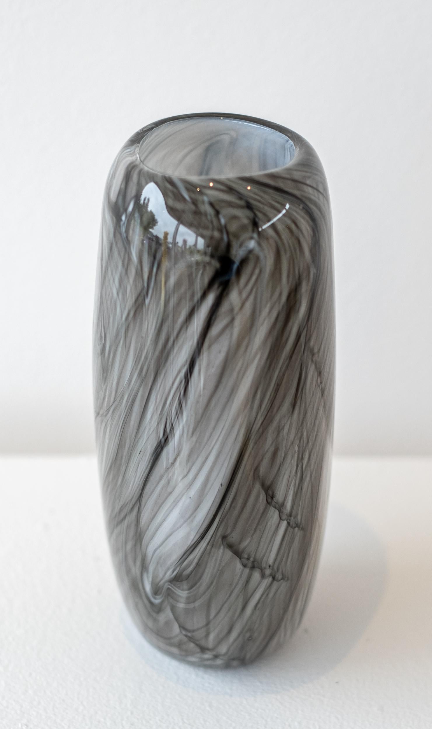 Ether Series Grouping of Grey - zeitgenössische, geblasene Glasgefäße (Zeitgenössisch), Sculpture, von Susan Rankin