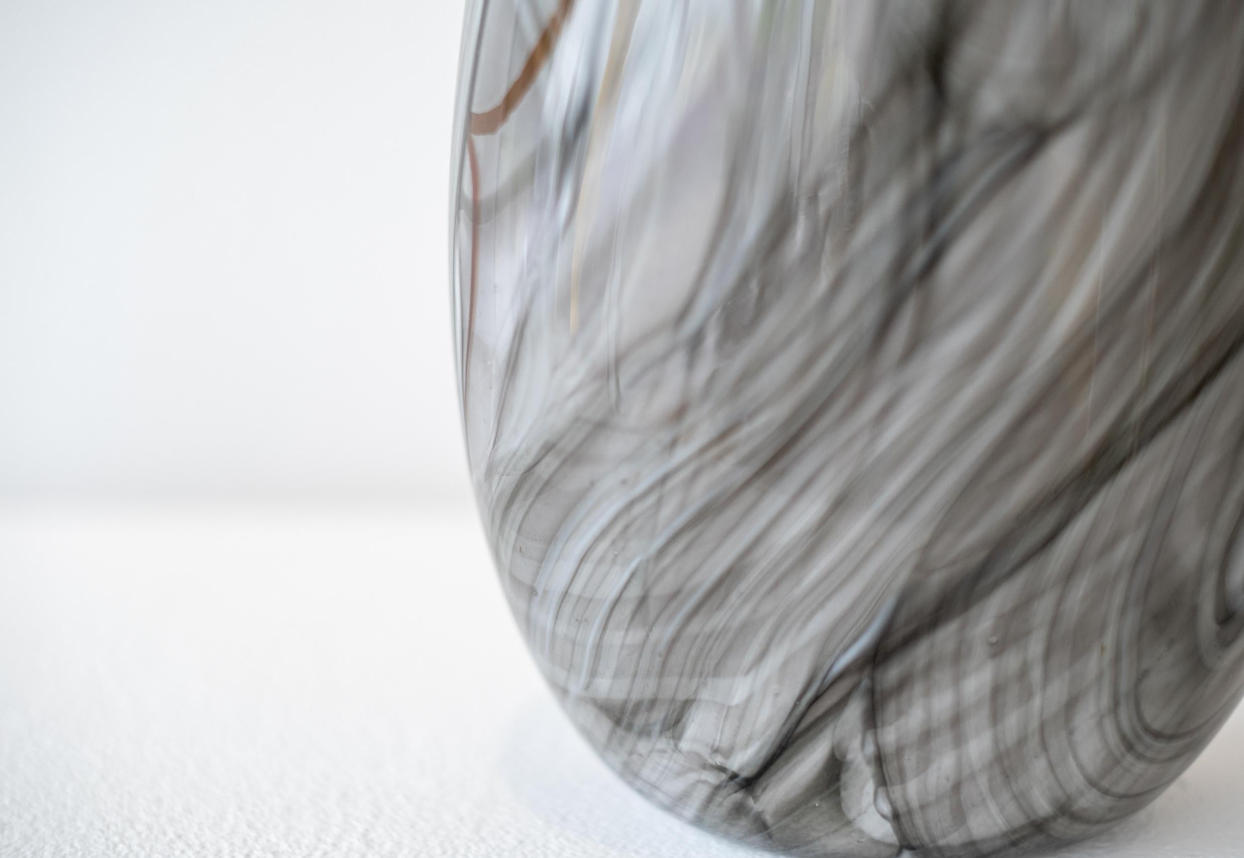Ether Series Grouping of Grey - zeitgenössische, geblasene Glasgefäße im Angebot 2