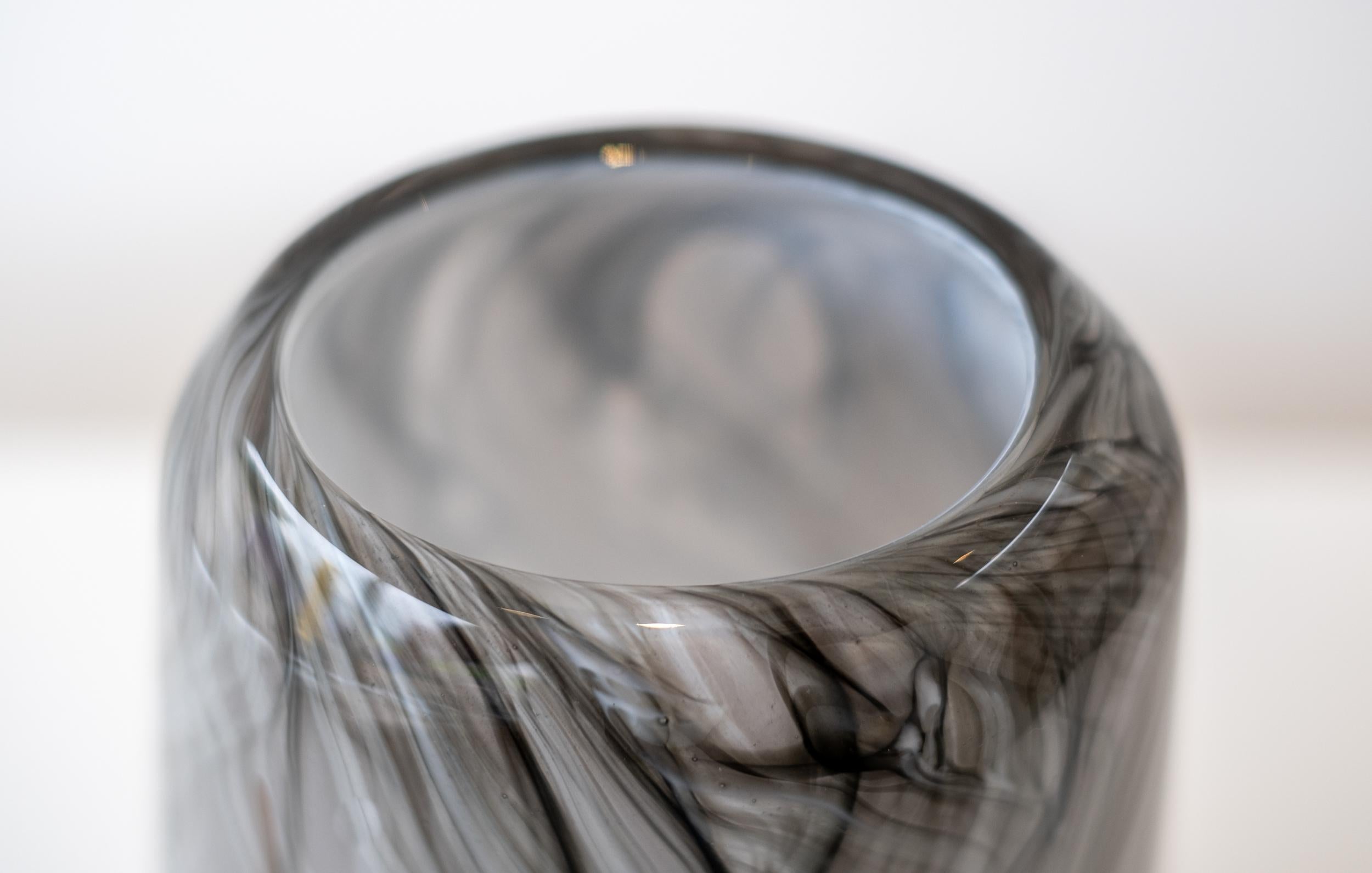 Ether Series Grouping of Grey - zeitgenössische, geblasene Glasgefäße im Angebot 3