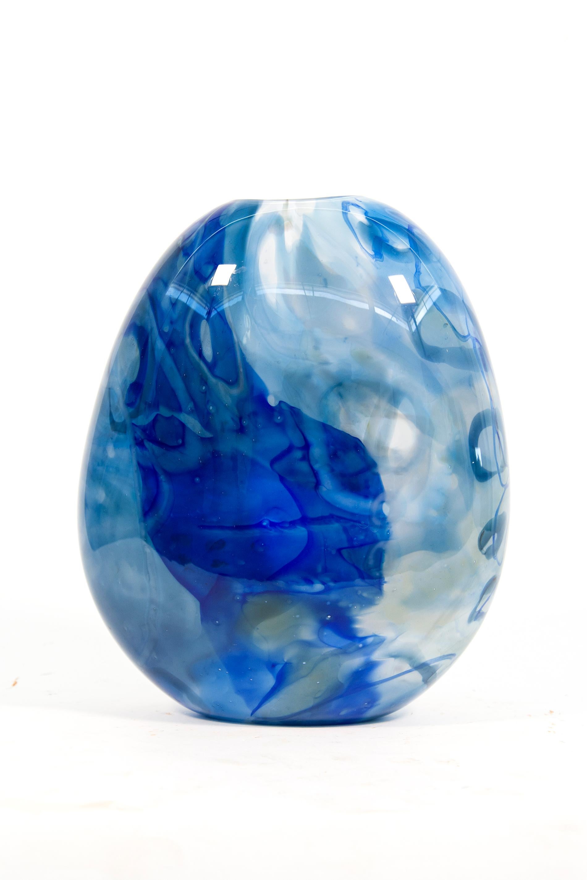 Flattened Form mit Haien und Schilfrohr in Blau – mundgeblasenes Glasgefäß