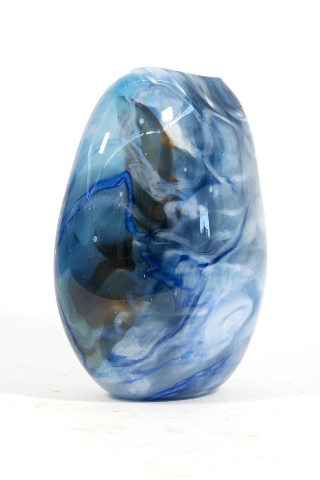 Forma media appiattita con coccio e canna in blu - vaso in vetro soffiato - Sculpture di Susan Rankin
