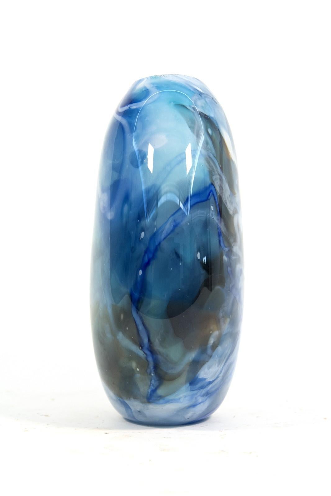 Forma media appiattita con coccio e canna in blu - vaso in vetro soffiato - Sculpture Contemporaneo di Susan Rankin