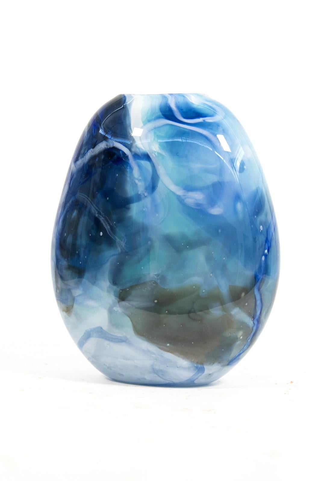 Forma media appiattita con coccio e canna in blu - vaso in vetro soffiato - Abstract Sculpture Blu di Susan Rankin