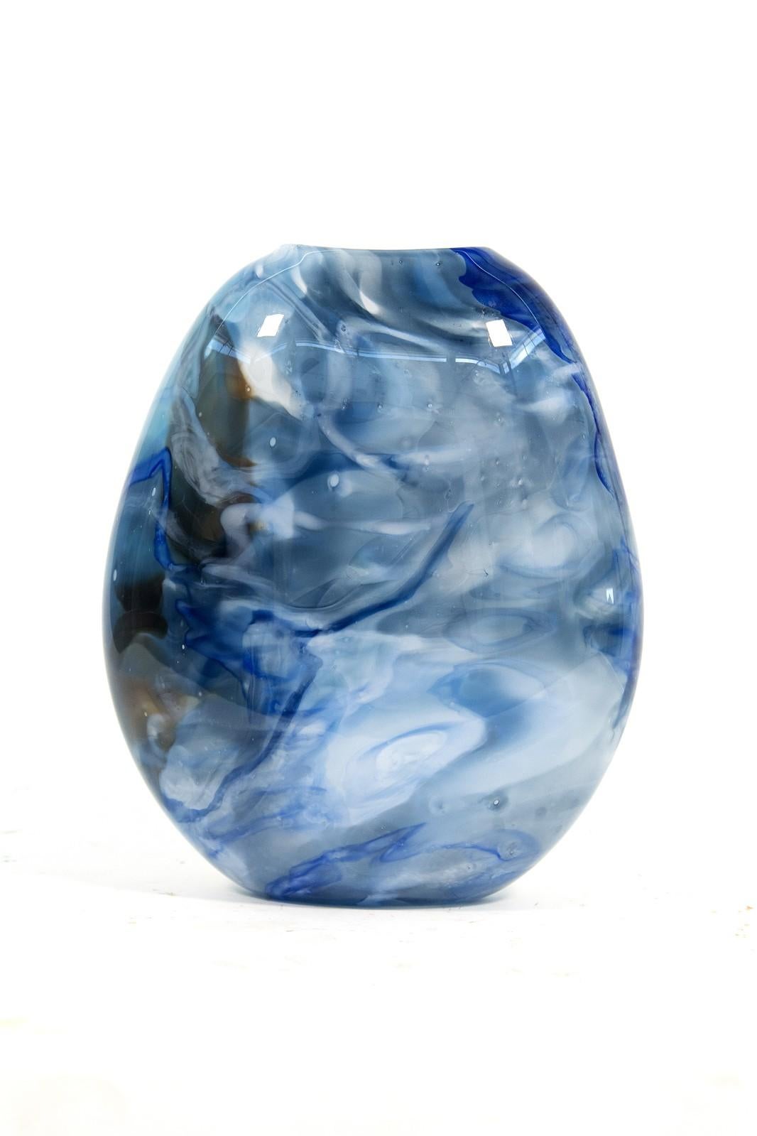 Abstract Sculpture di Susan Rankin - Forma media appiattita con coccio e canna in blu - vaso in vetro soffiato