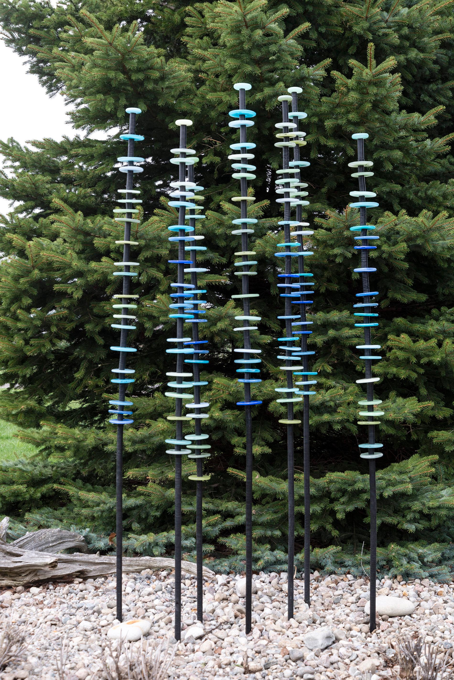 Reflejos en el agua - escultura alta, colorida, de vidrio soplado a mano, para exteriores en venta 5