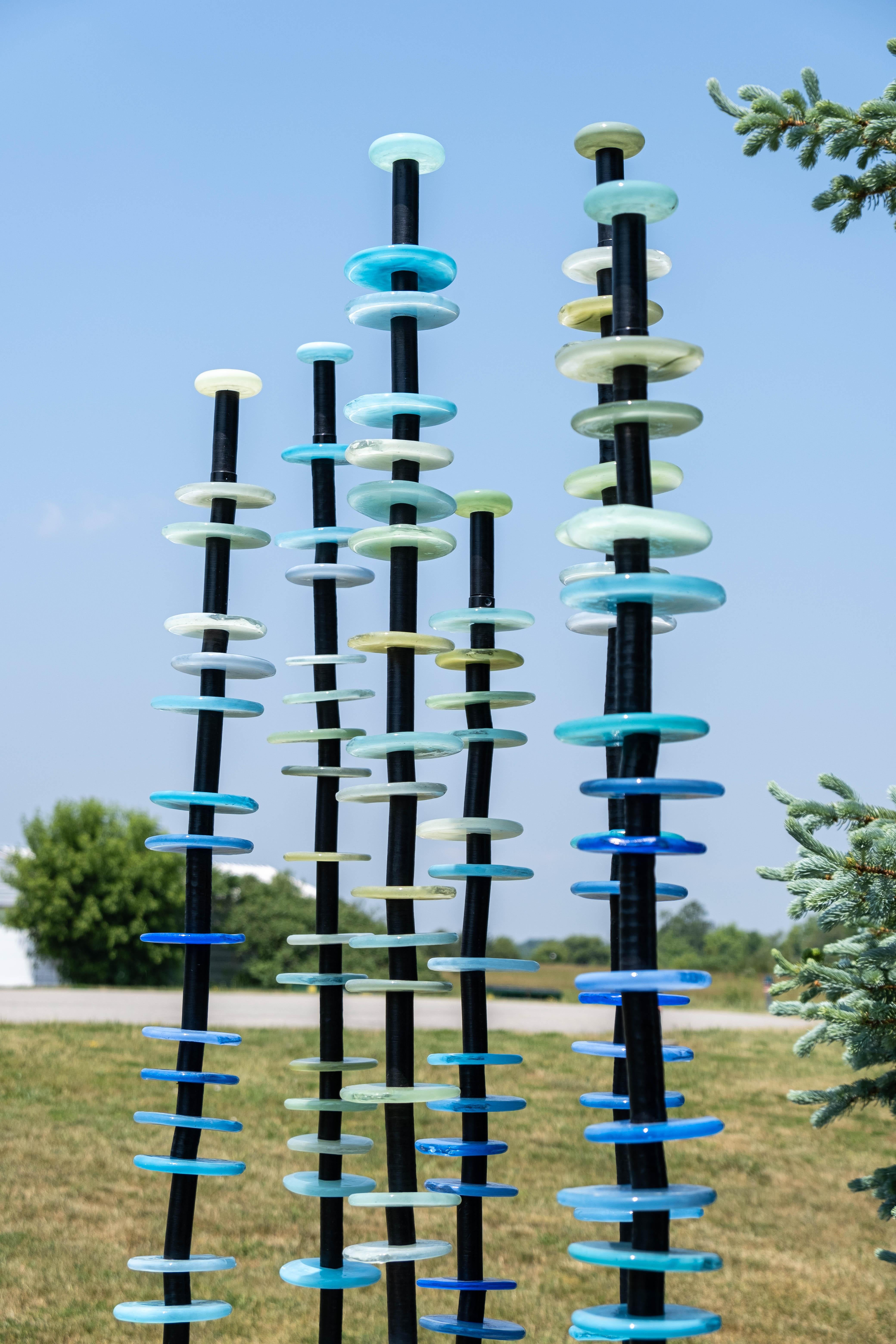 Reflektionen auf Wasser – hohes, farbenfrohes, mundgeblasenes Glas, Skulptur für den Außenbereich – Sculpture von Susan Rankin