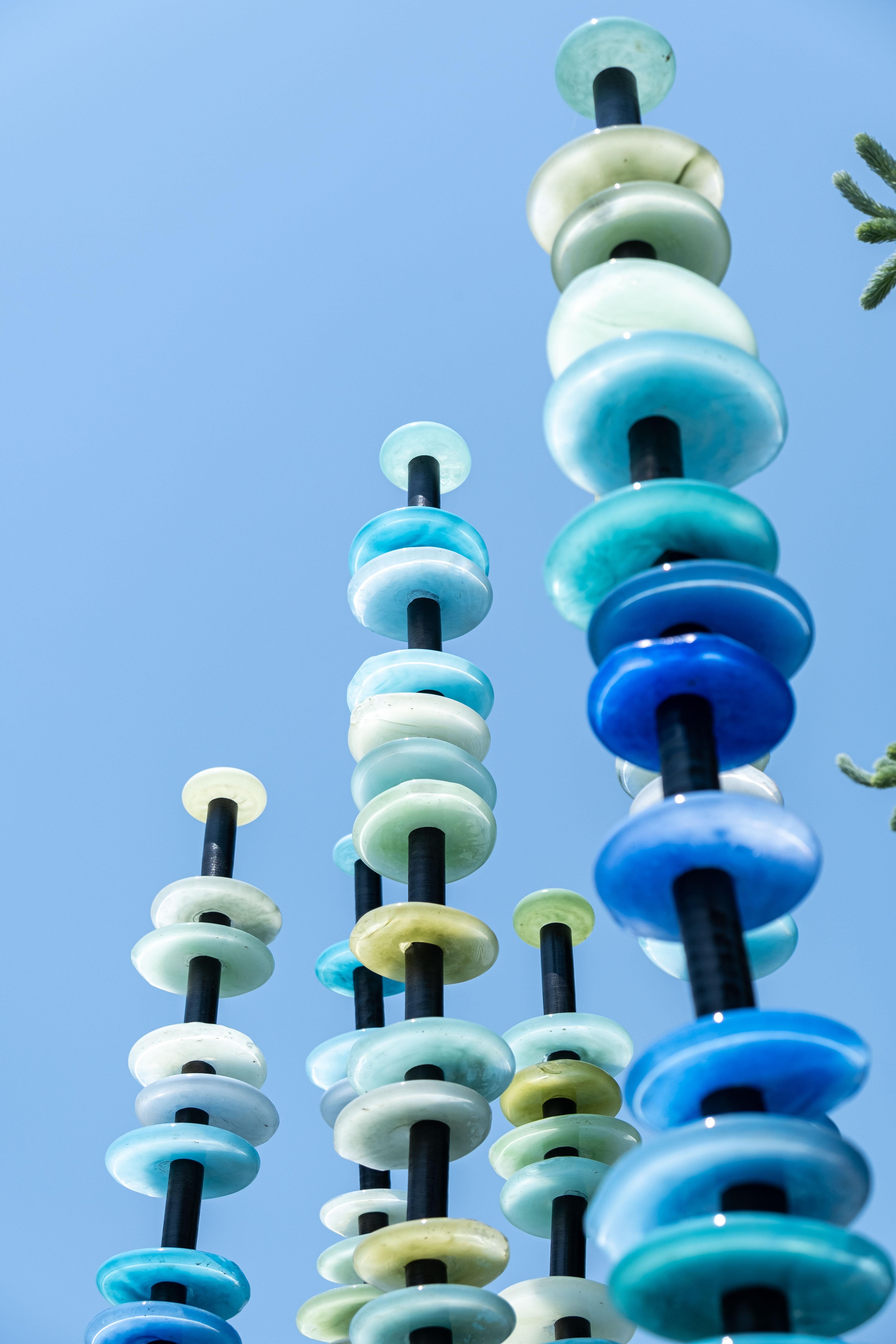 Reflektionen auf Wasser – hohes, farbenfrohes, mundgeblasenes Glas, Skulptur für den Außenbereich (Zeitgenössisch), Sculpture, von Susan Rankin