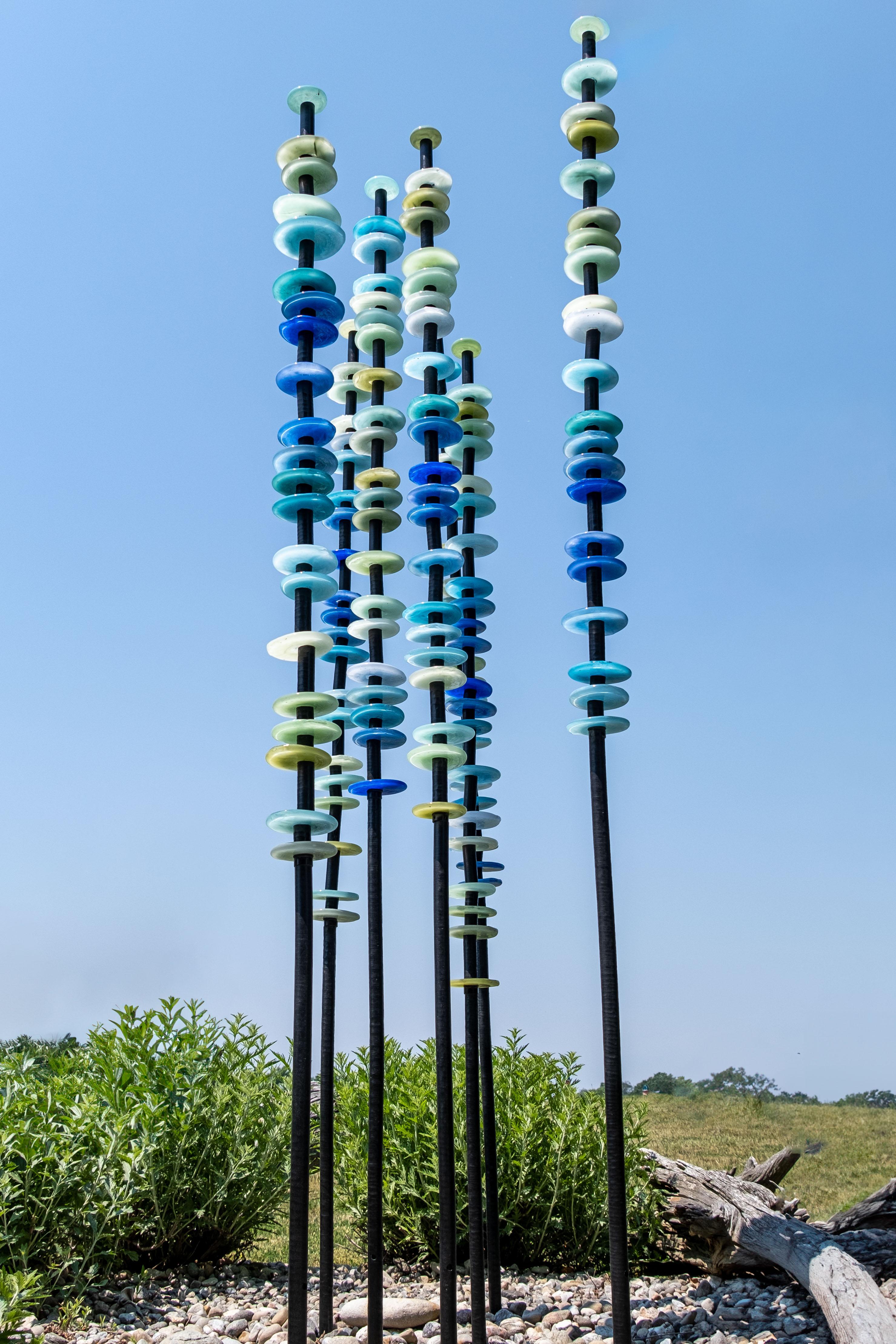 Susan Rankin Abstract Sculpture – Reflektionen auf Wasser – hohes, farbenfrohes, mundgeblasenes Glas, Skulptur für den Außenbereich