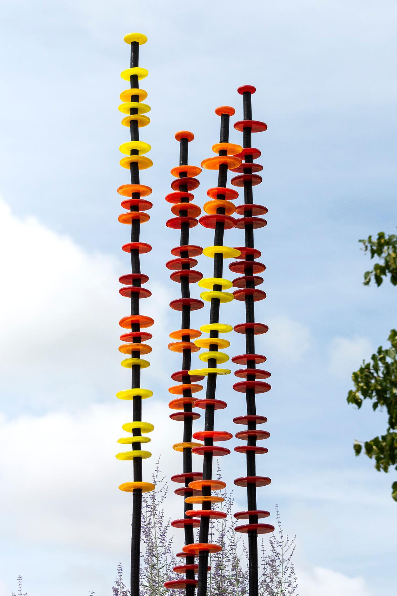 Shifting Light Grove of 10 - zeitgenössische Skulptur aus Glas und Stahl für den Außenbereich im Angebot 6