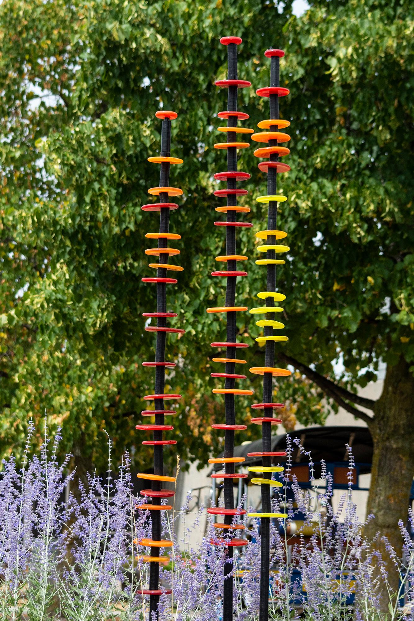 Shifting Light Grove of 10 - zeitgenössische Skulptur aus Glas und Stahl für den Außenbereich – Sculpture von Susan Rankin