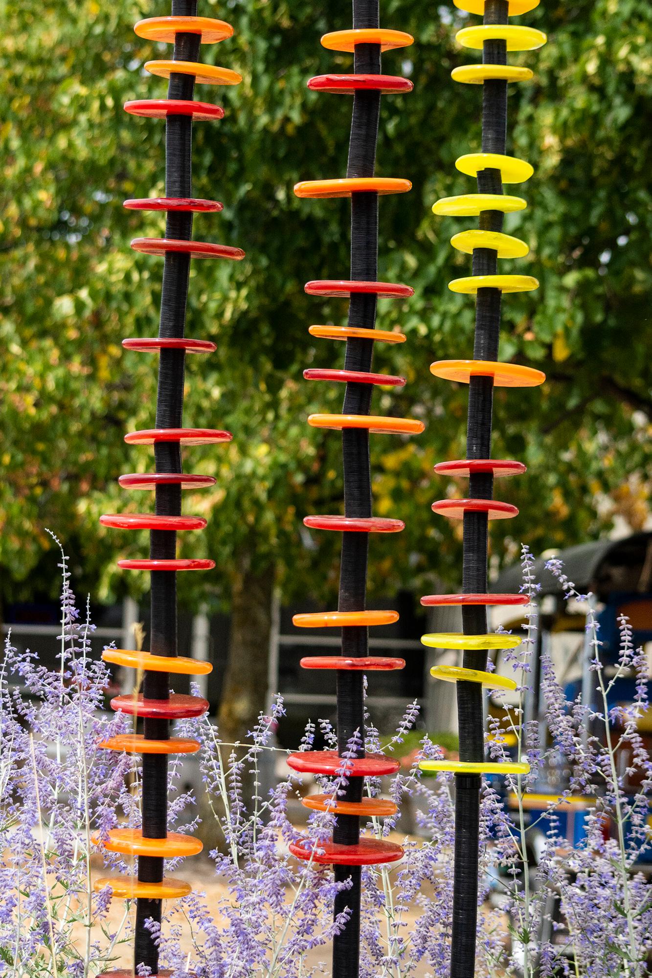 Shifting Light Grove of 10 - zeitgenössische Skulptur aus Glas und Stahl für den Außenbereich (Zeitgenössisch), Sculpture, von Susan Rankin