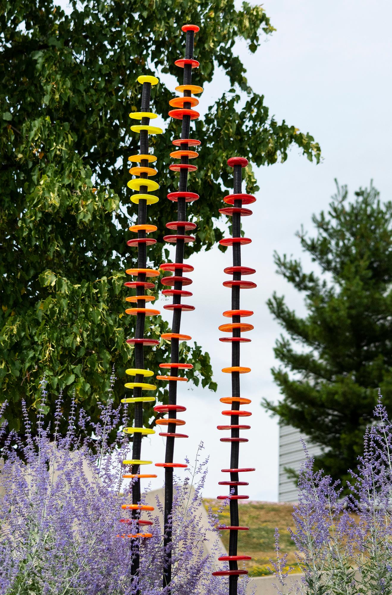 Shifting Light Grove of 10 - zeitgenössische Skulptur aus Glas und Stahl für den Außenbereich im Angebot 2