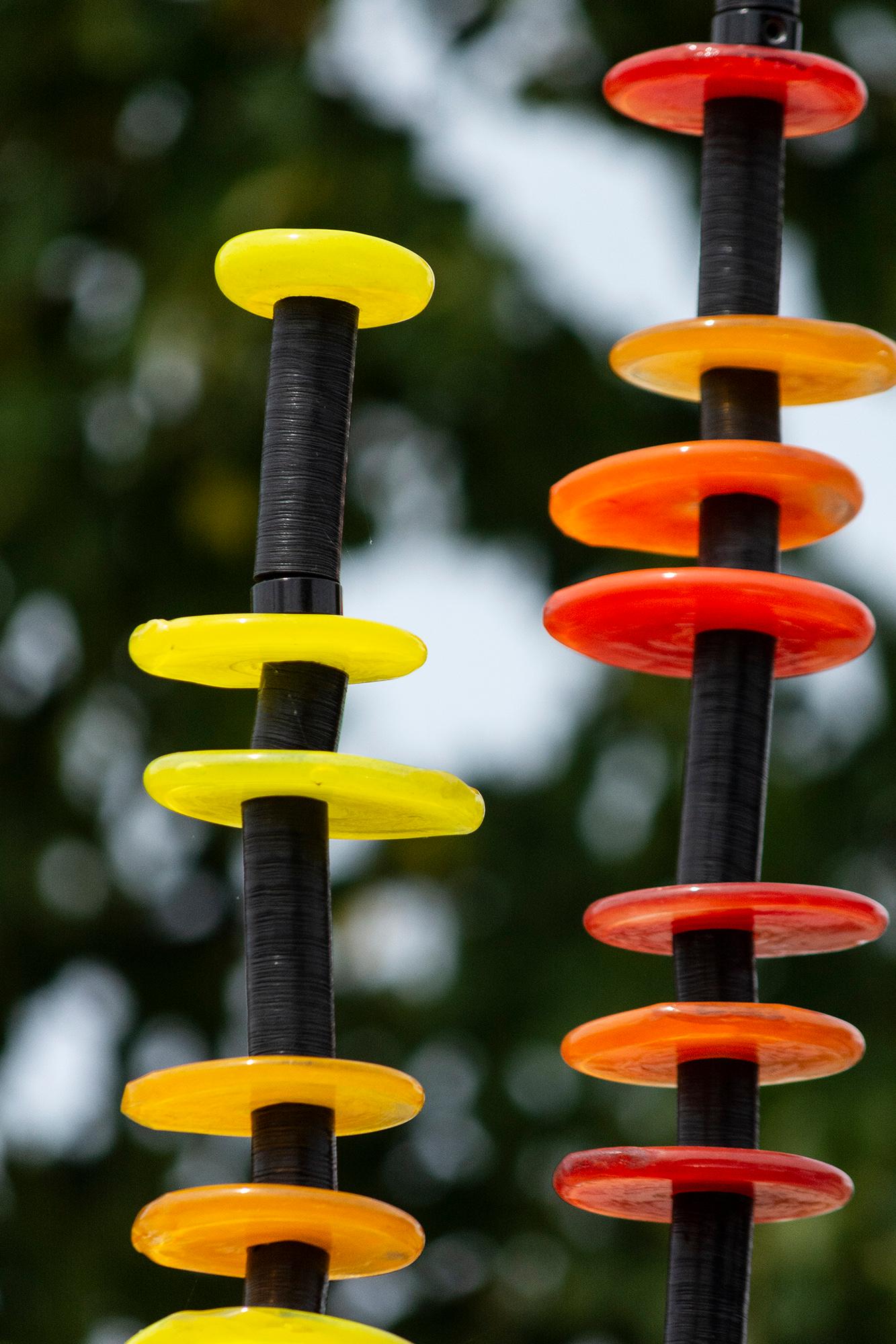 Shifting Light Grove of 10 - zeitgenössische Skulptur aus Glas und Stahl für den Außenbereich im Angebot 4