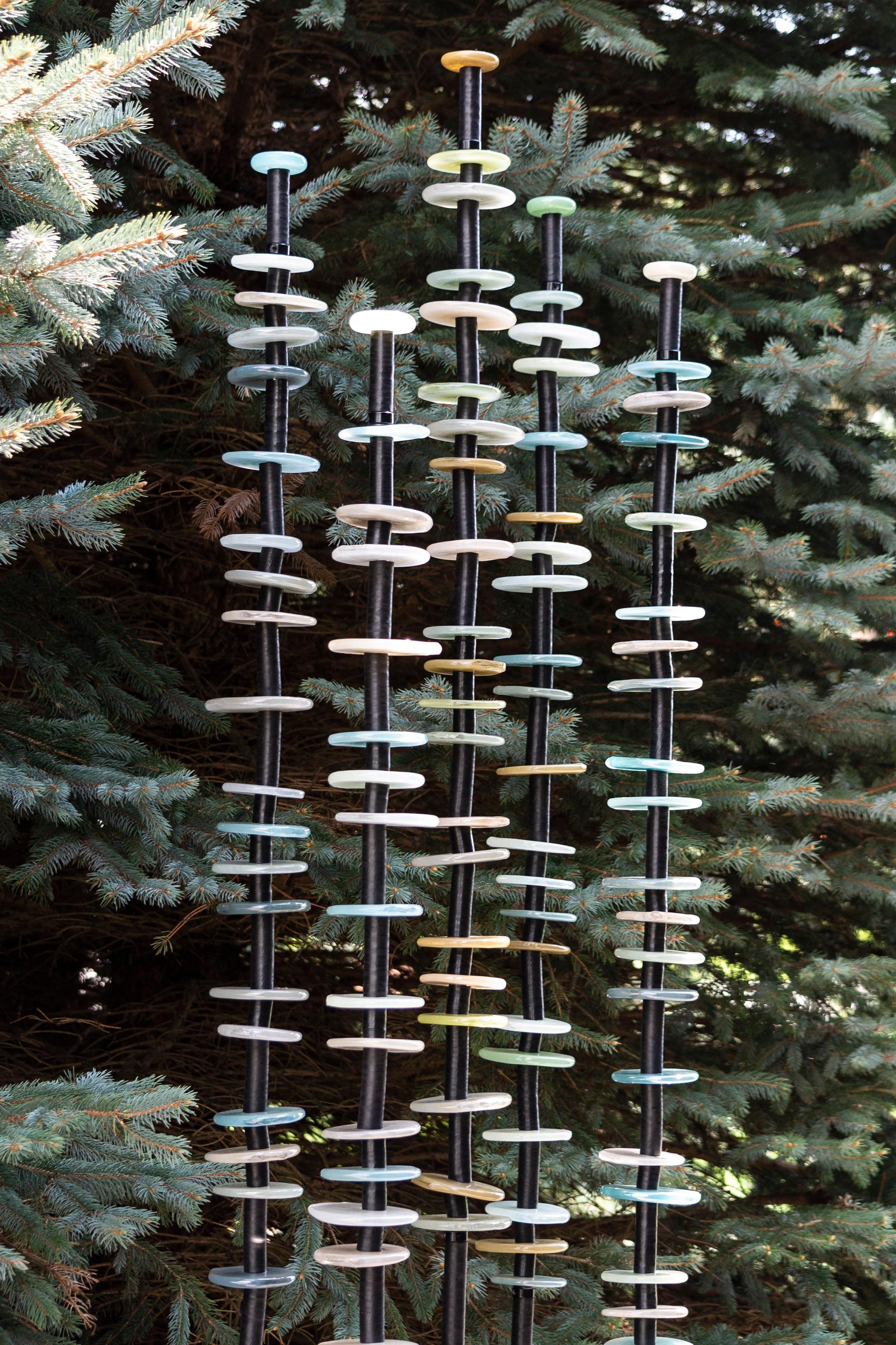 Forest Light - escultura contemporánea de vidrio soplado y acero para exteriores - Sculpture de Susan Rankin