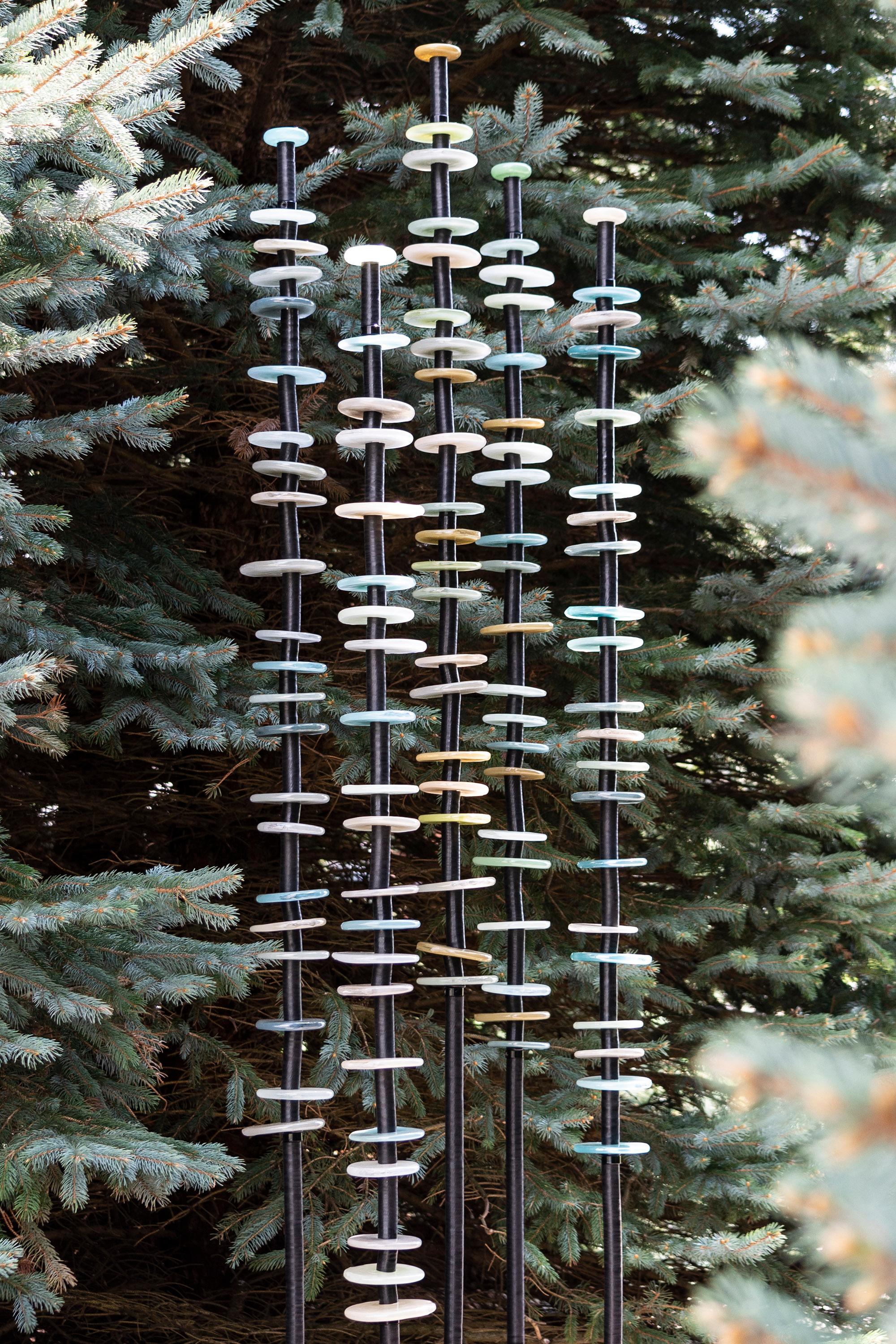 Forest Light - zeitgenössische Skulptur aus mundgeblasenem Glas und Stahl für den Außenbereich