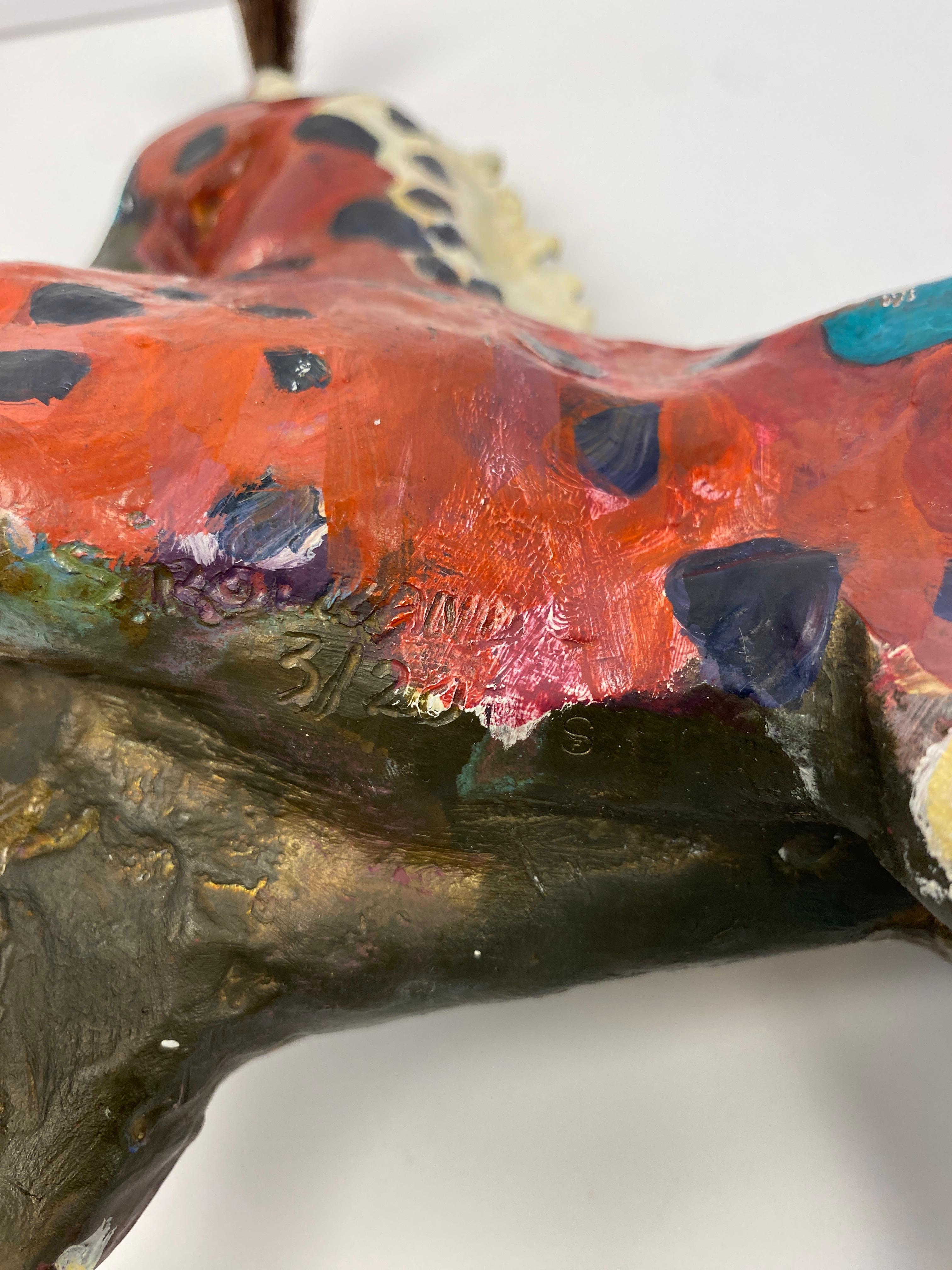 Scultura moderna di cavallo in bronzo dipinto realizzata a mano da Susan Rowland (americana, nata nel 1940). Il cavallo ha capelli di equiseto sulla testa e metallo aggiunto alla coda (che probabilmente in origine conteneva anche crini di cavallo) e