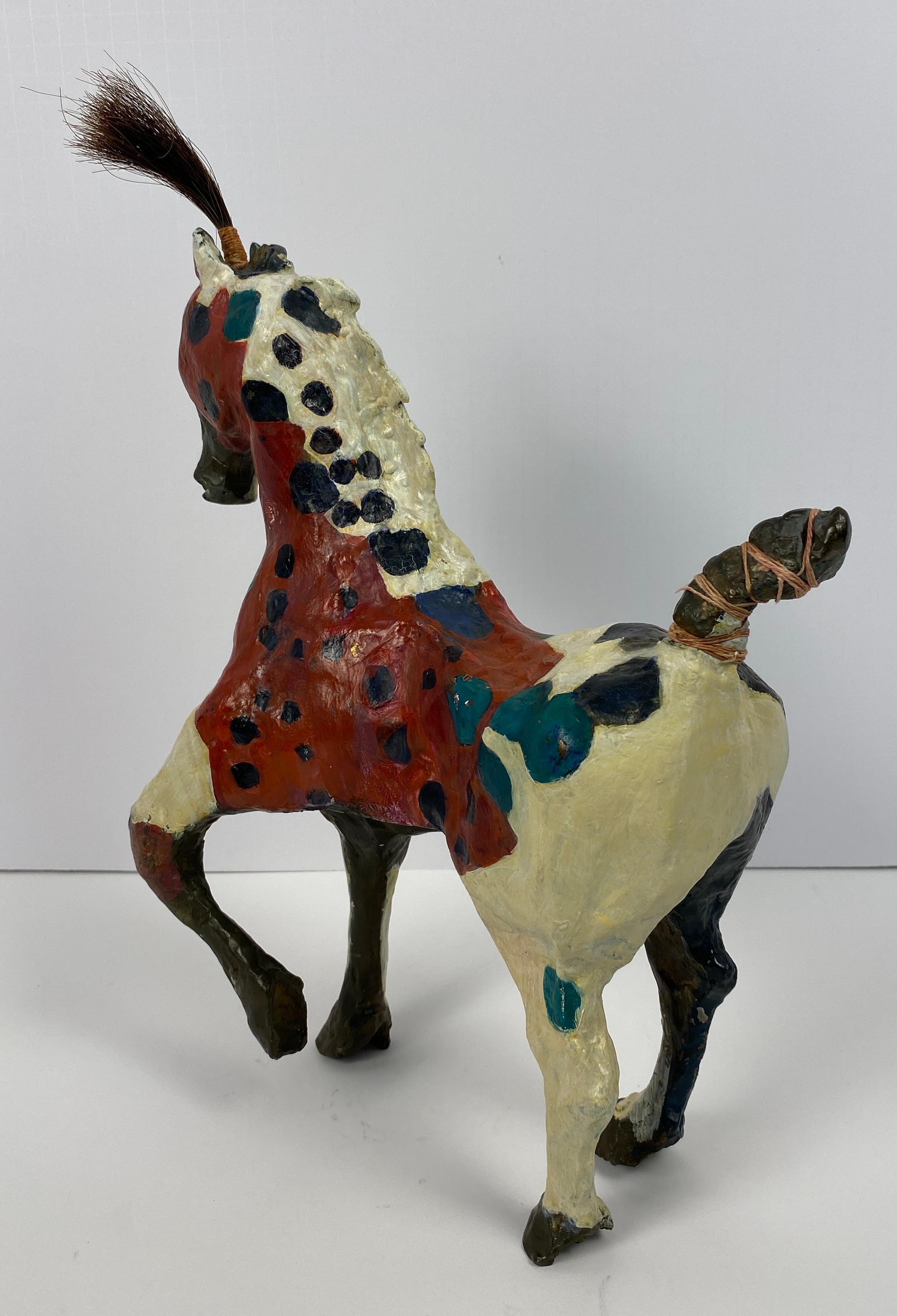Moderno Susan Rowland Scultura moderna di cavallo in bronzo dipinto su base di marmo in vendita