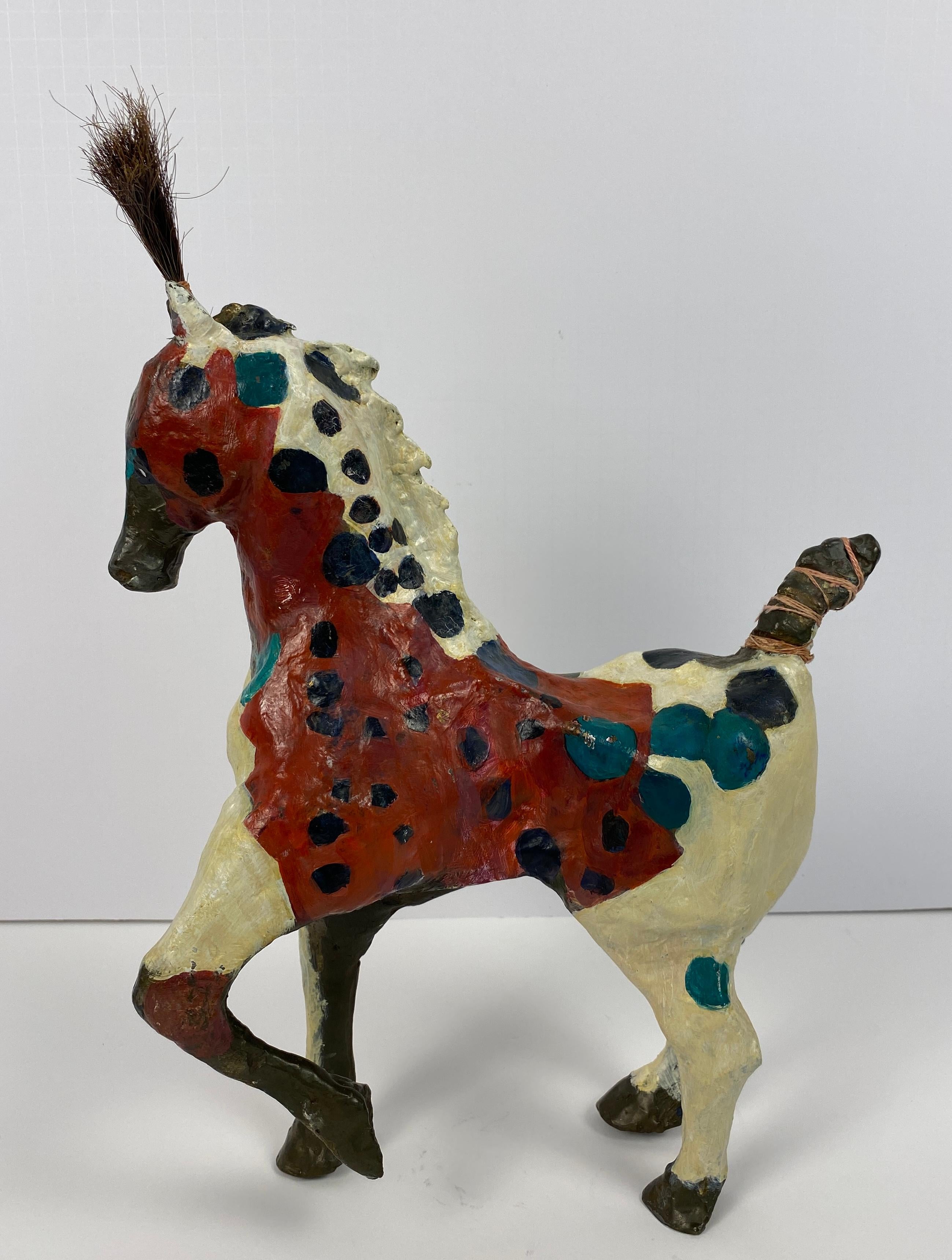 Americano Susan Rowland Scultura moderna di cavallo in bronzo dipinto su base di marmo in vendita