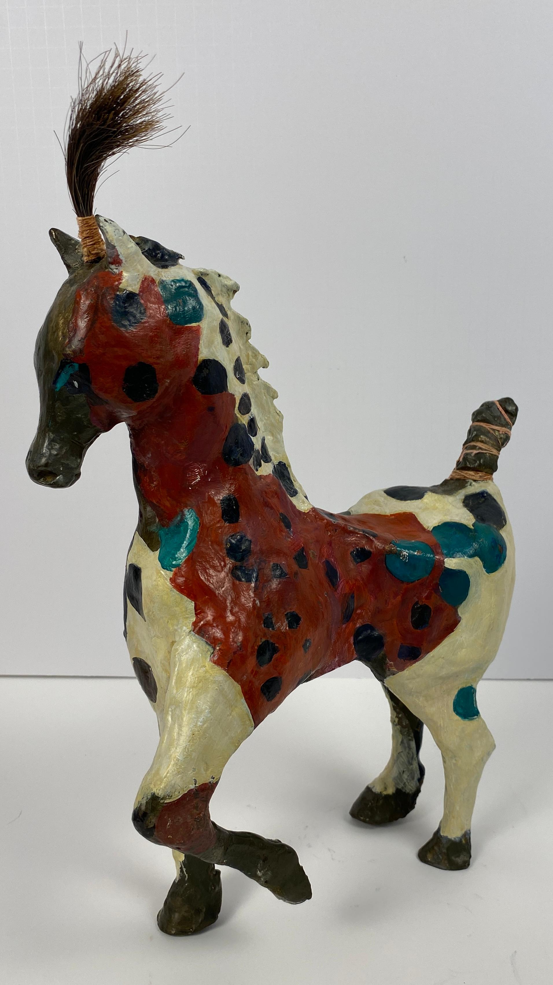 Fatto a mano Susan Rowland Scultura moderna di cavallo in bronzo dipinto su base di marmo in vendita