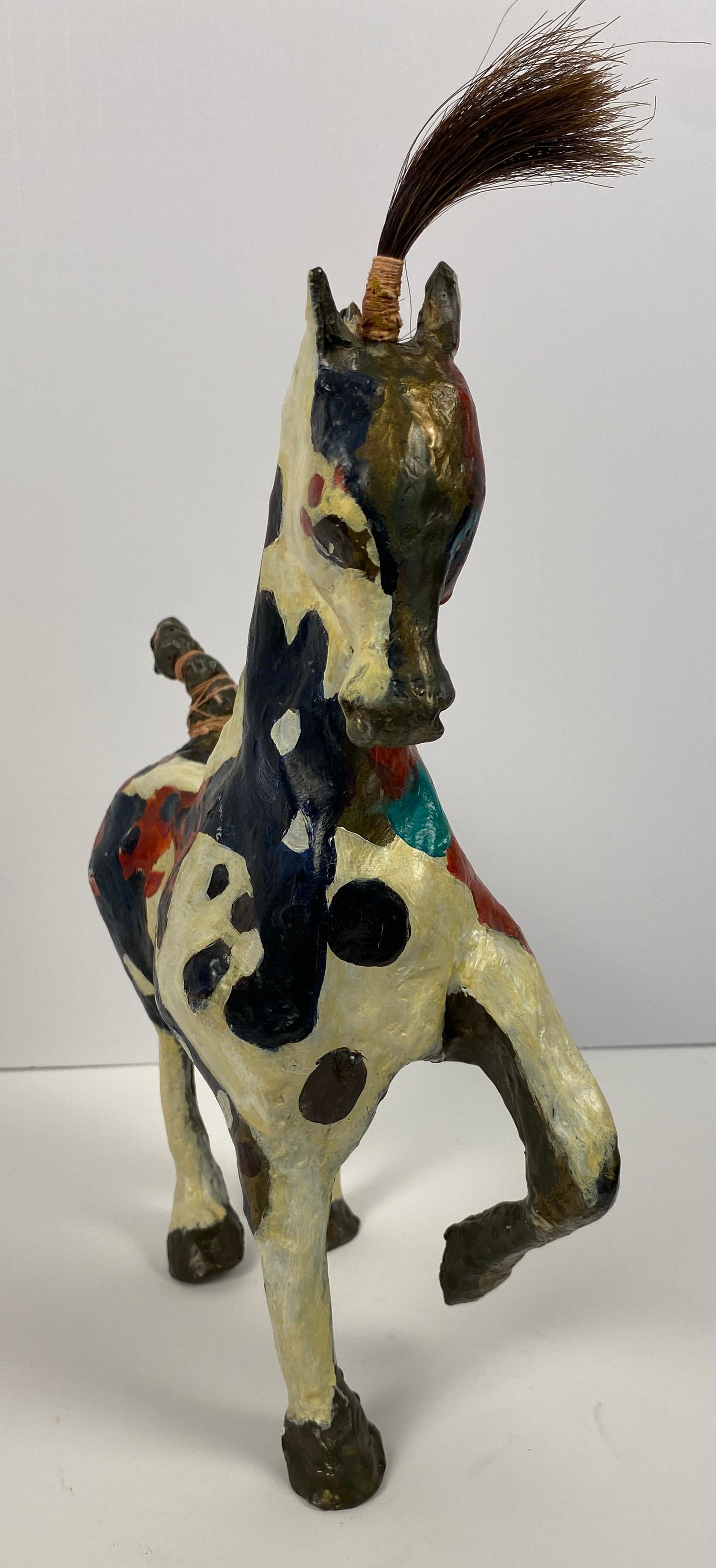 Susan Rowland Scultura moderna di cavallo in bronzo dipinto su base di marmo In condizioni buone in vendita a Miami, FL