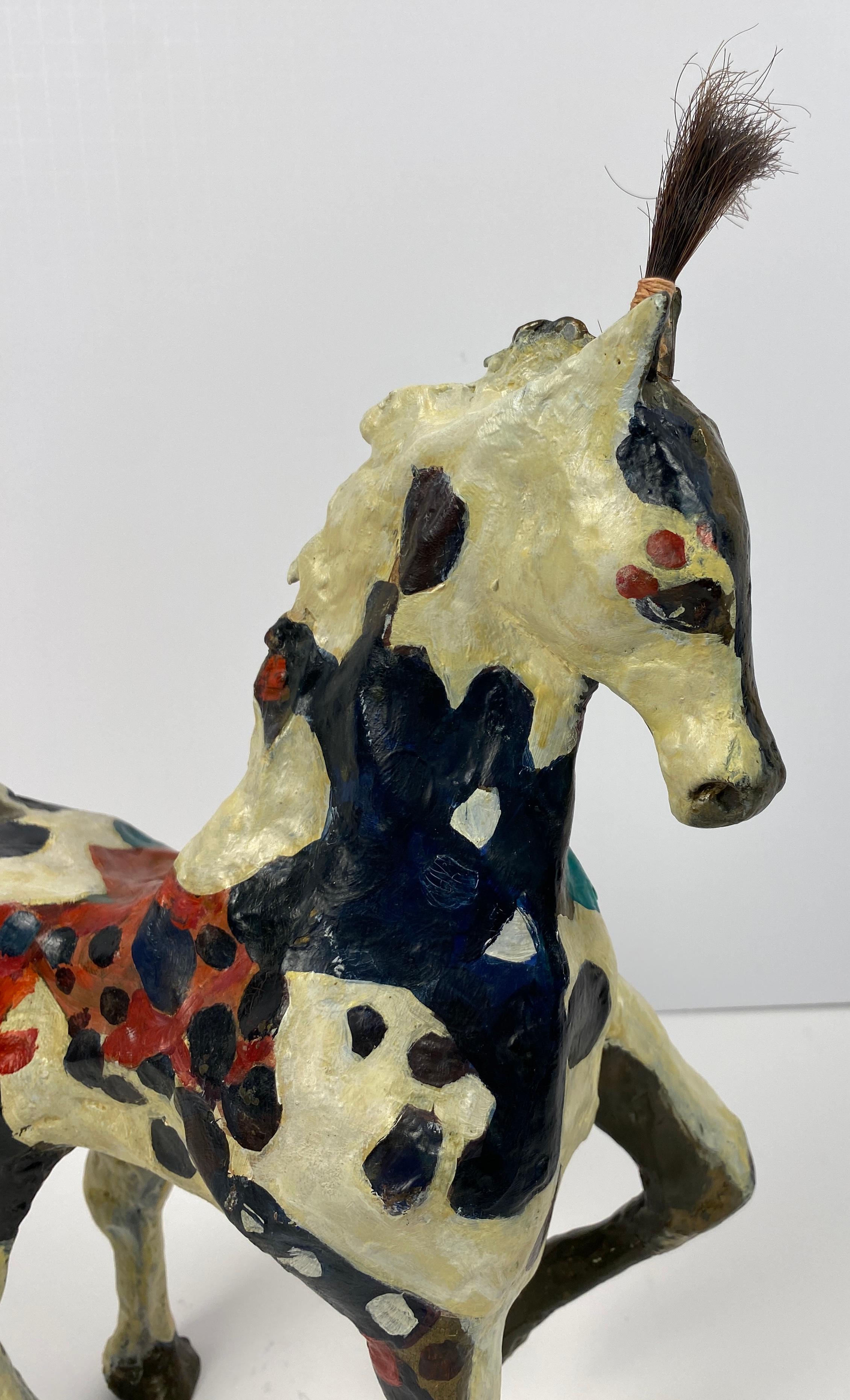 Bronzo Susan Rowland Scultura moderna di cavallo in bronzo dipinto su base di marmo in vendita